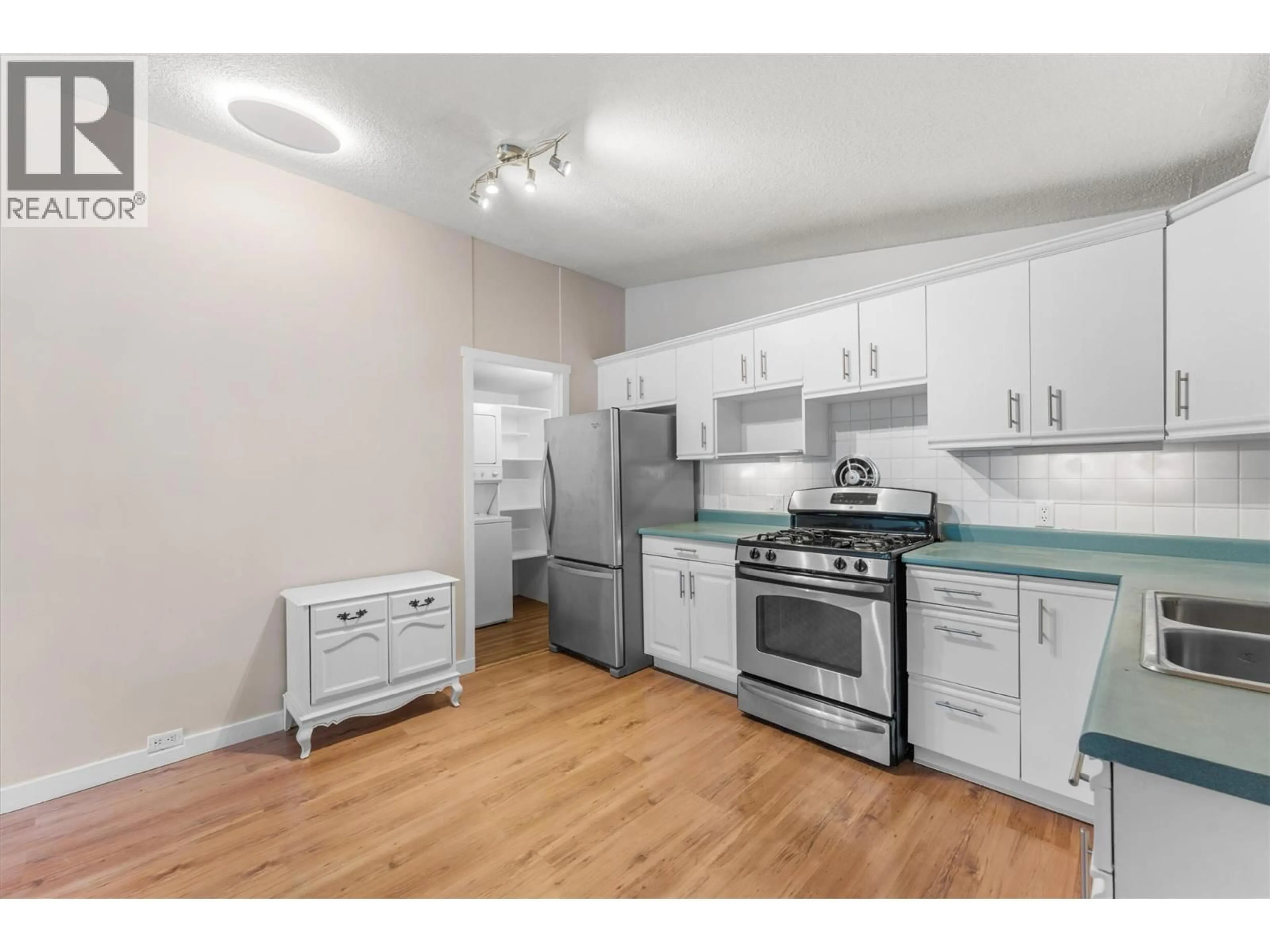 Standard kitchen, wood/laminate floor for 18 - 353 BOYCE CRESCENT, Kelowna British Columbia V1Y5Z7