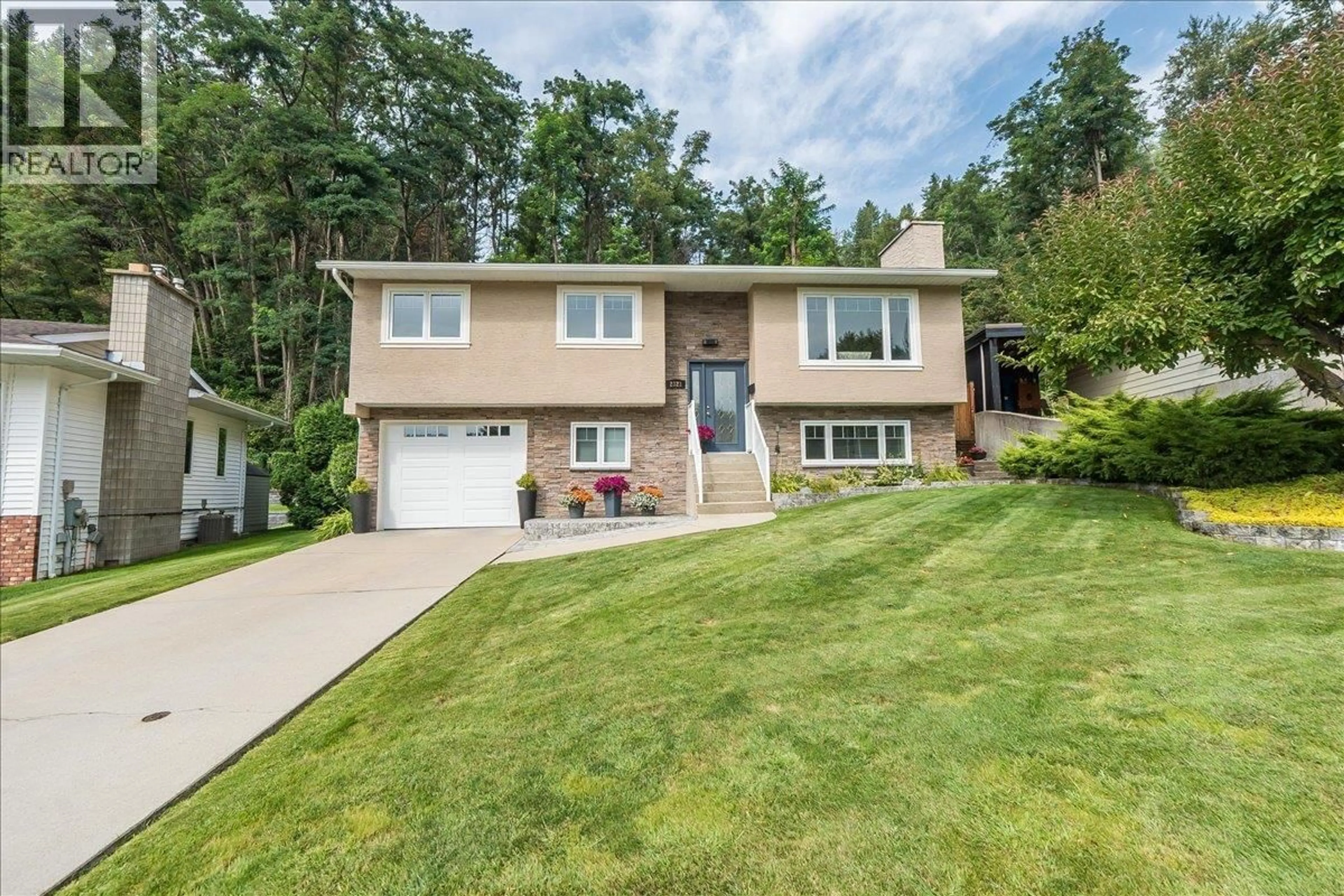 Home with vinyl exterior material, street for 2321 MCBRIDE STREET, Trail British Columbia V1R3A6