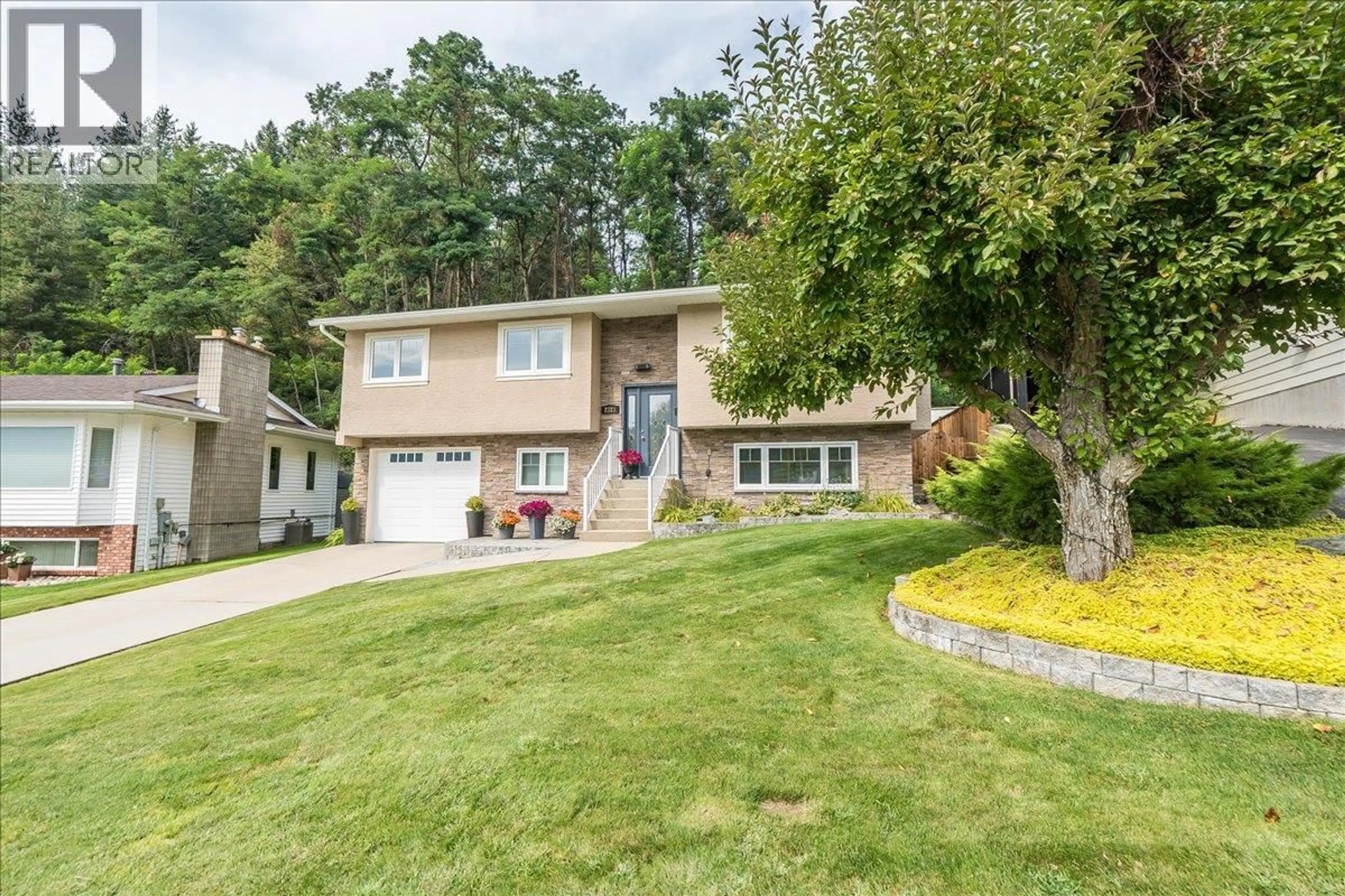 Home with vinyl exterior material, street for 2321 MCBRIDE STREET, Trail British Columbia V1R3A6