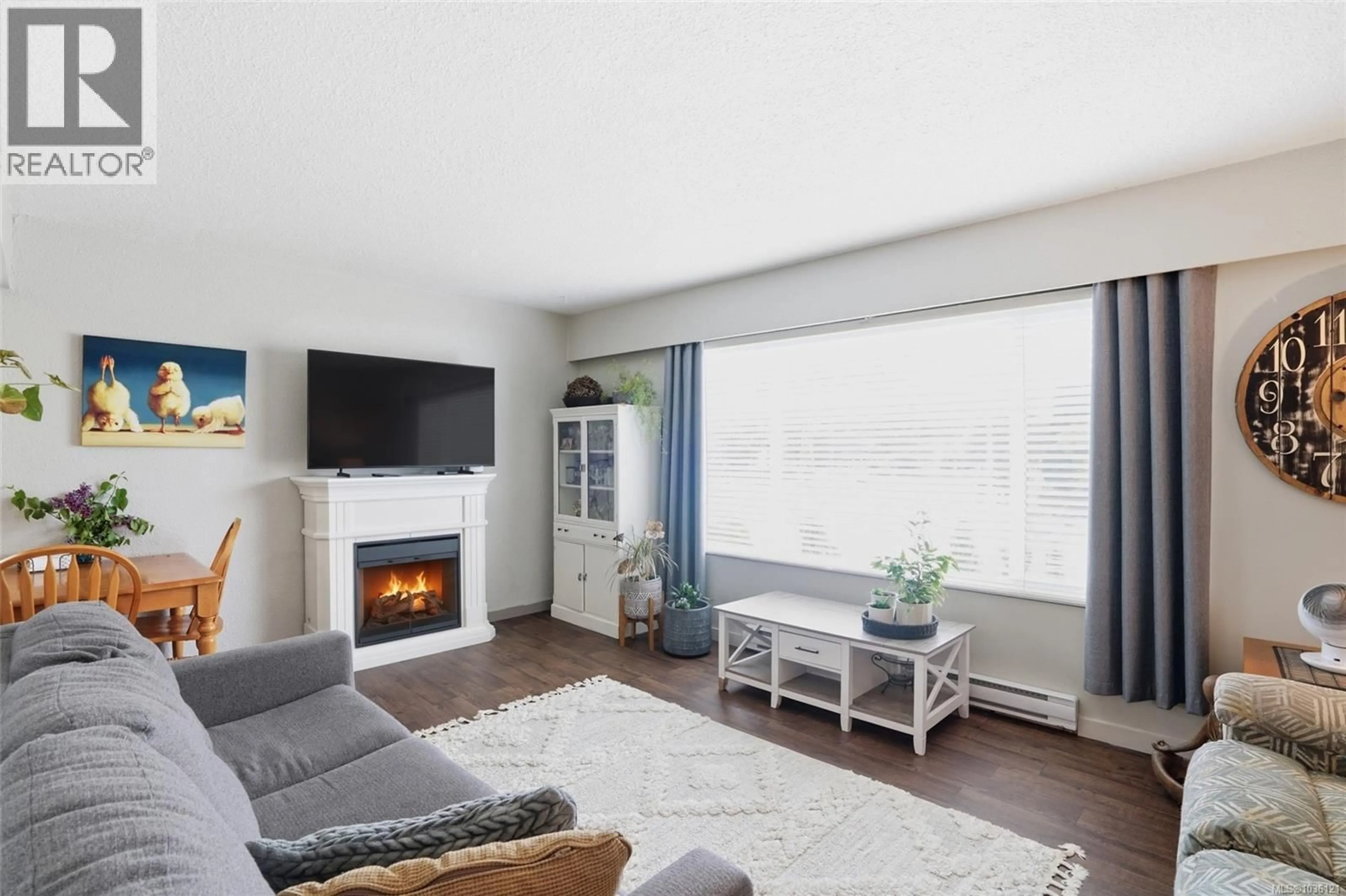 Living room with furniture, wood/laminate floor for 3805 MORGAN CRESCENT NORTH, Port Alberni British Columbia V9Y6C1