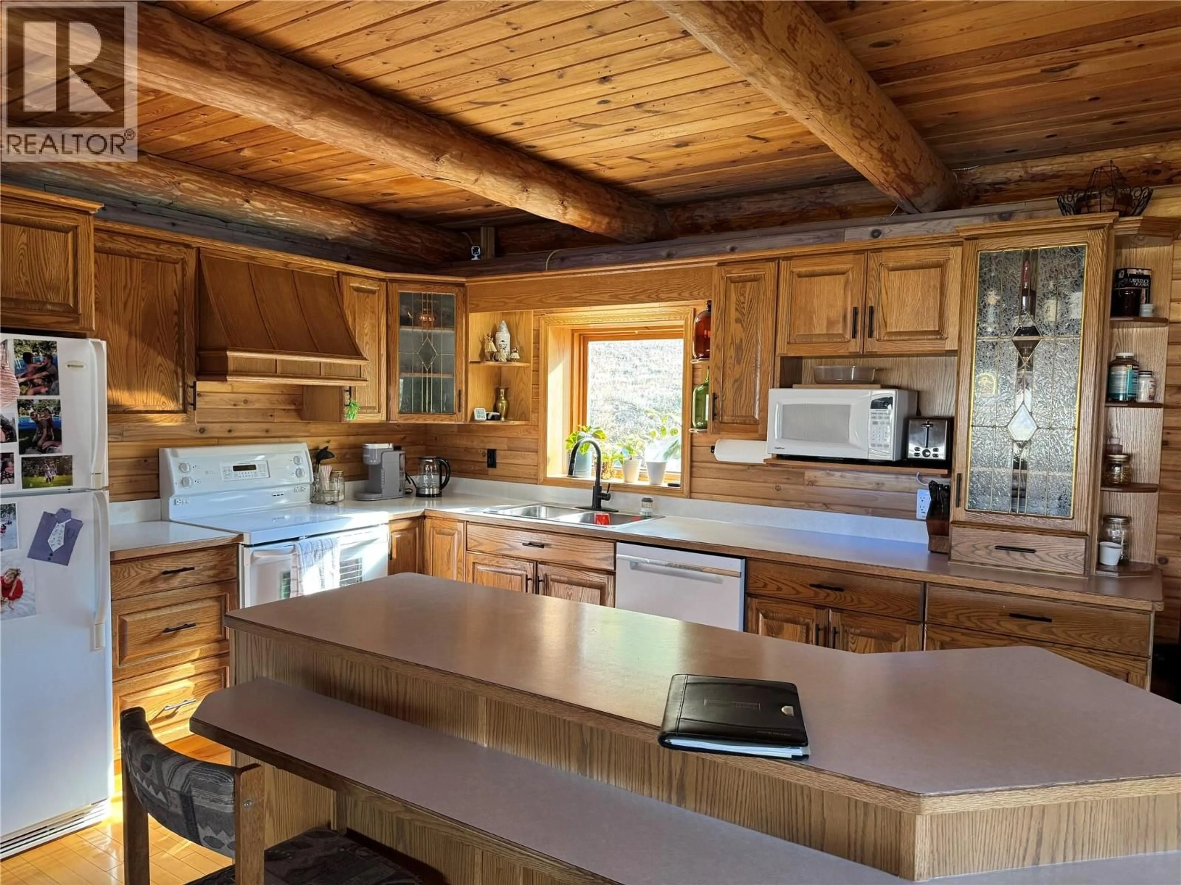 Rustic kitchen, wood/laminate floor for 1135 CLEARVIEW DRIVE, Kamloops British Columbia V2C5E6