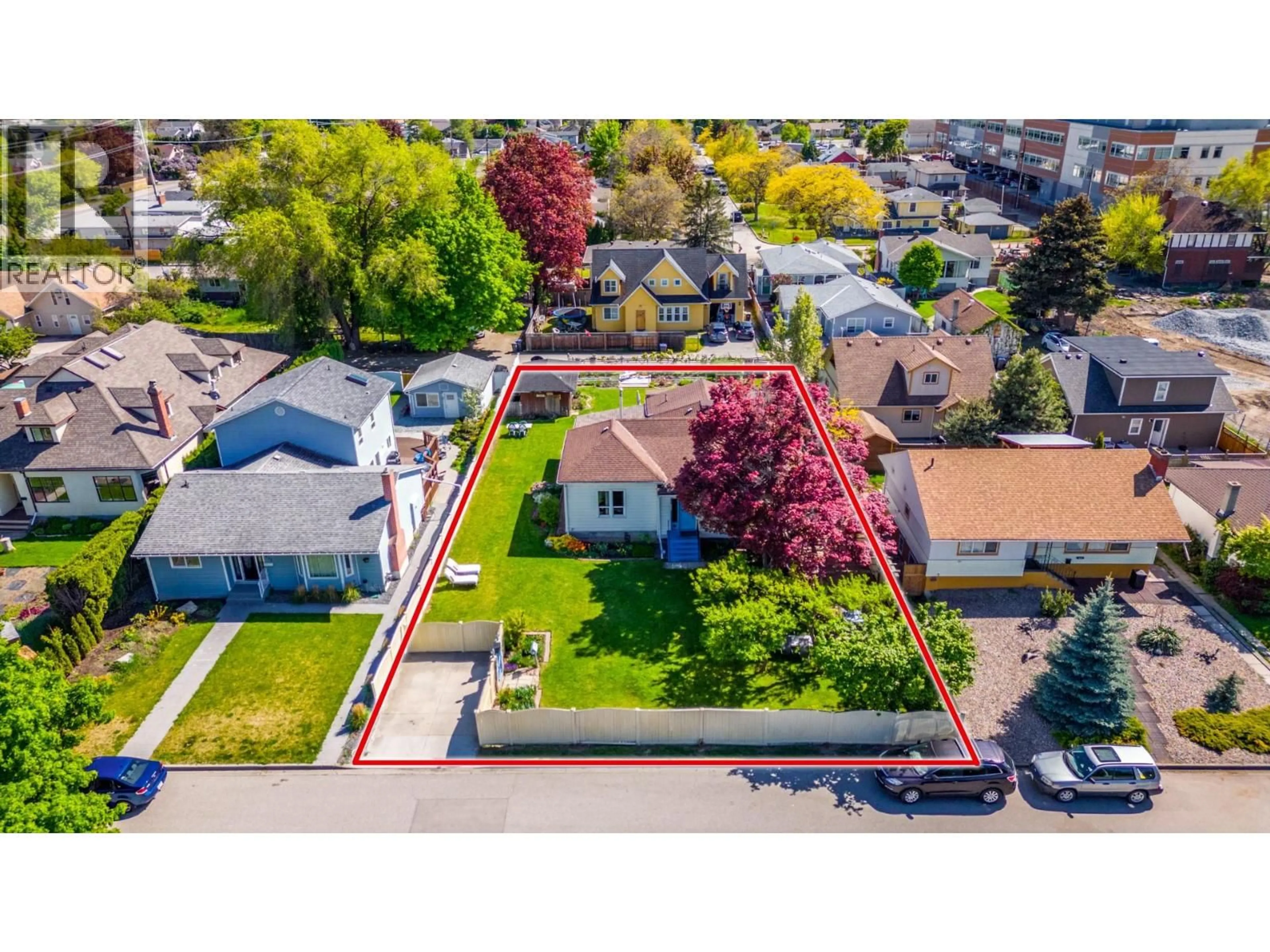 A pic from outside/outdoor area/front of a property/back of a property/a pic from drone, street for 607 GLENWOOD AVENUE, Kelowna British Columbia V1Y5M2
