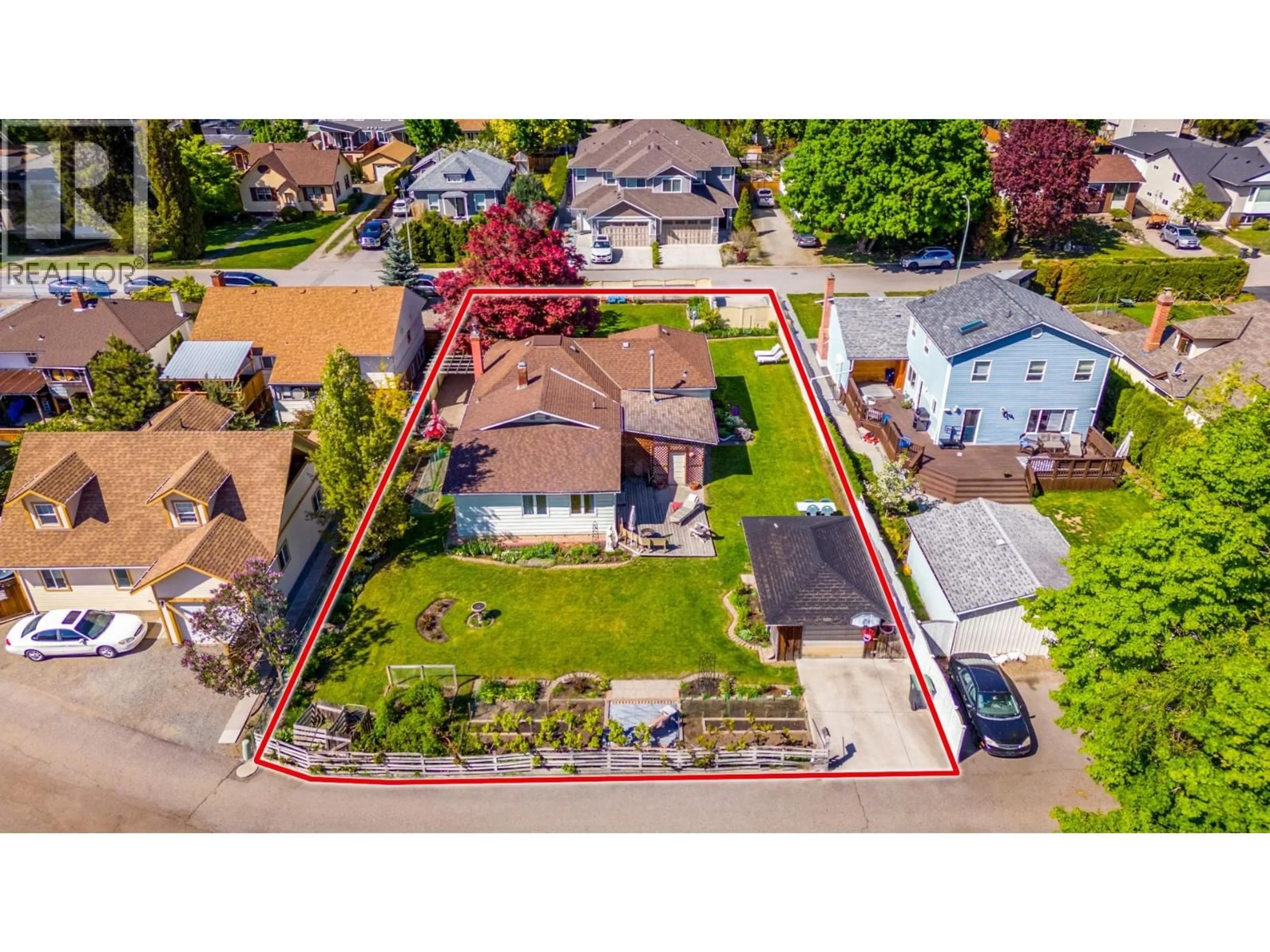A pic from outside/outdoor area/front of a property/back of a property/a pic from drone, street for 607 GLENWOOD AVENUE, Kelowna British Columbia V1Y5M2