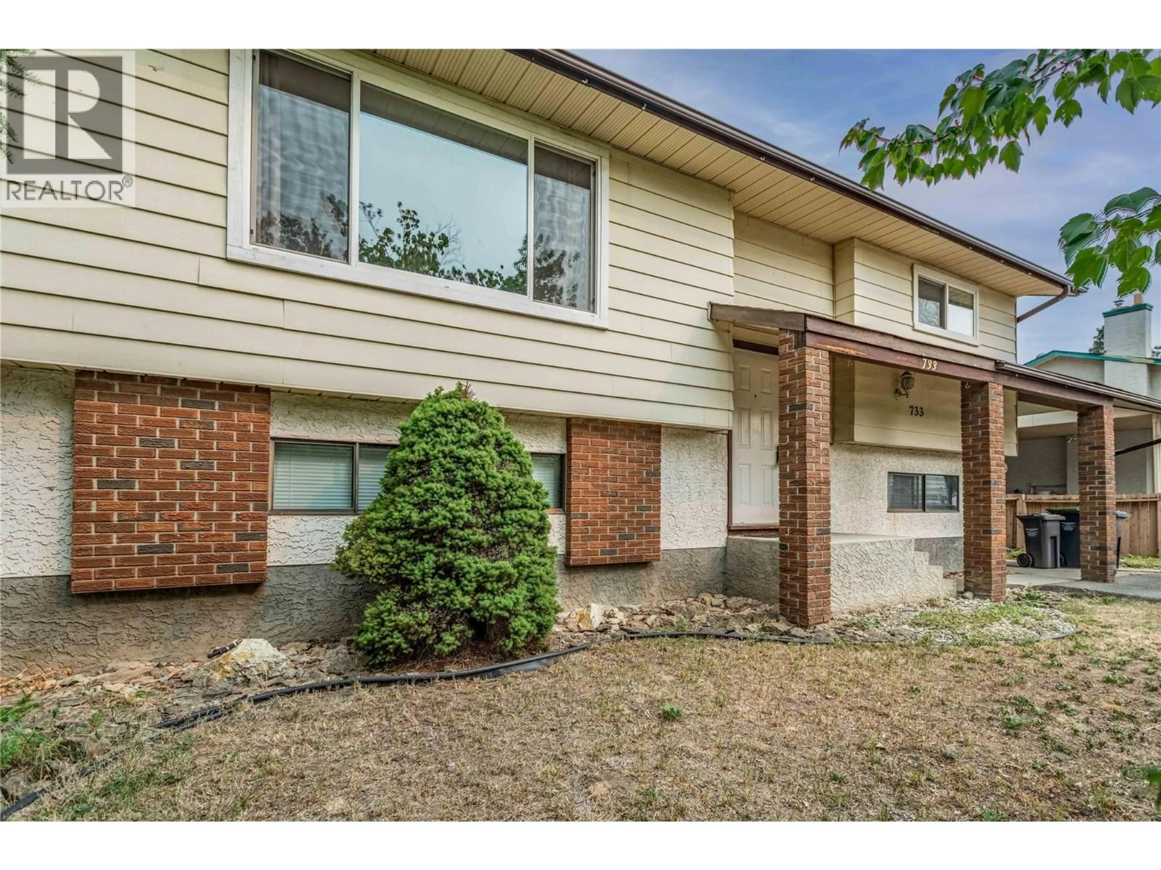 Home with brick exterior material, street for 733 JOSSELYN COURT, Kelowna British Columbia V1X5Y9