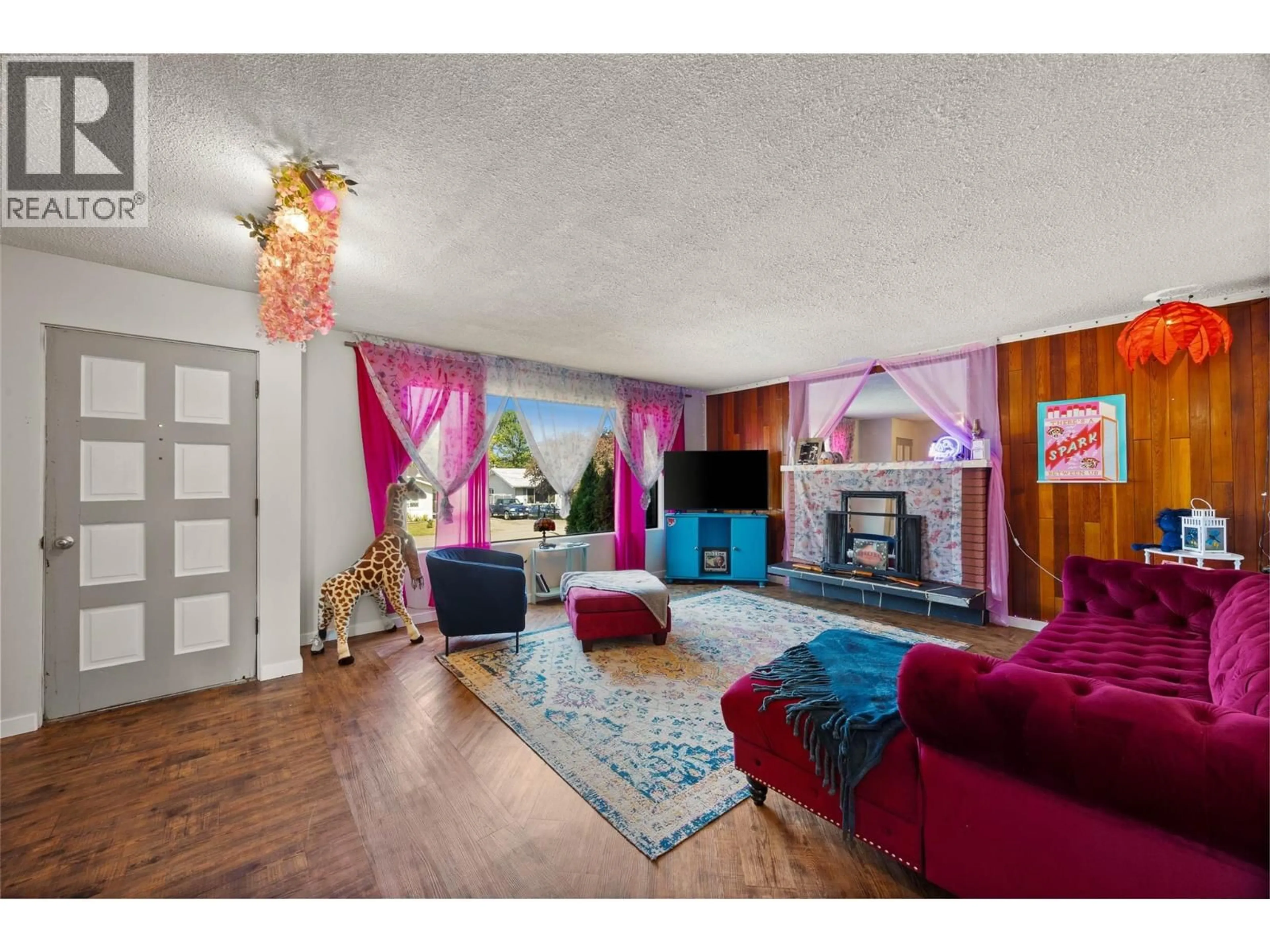 Living room with furniture, unknown for 2587 SANDPIPER DRIVE, Kamloops British Columbia V2B6W9