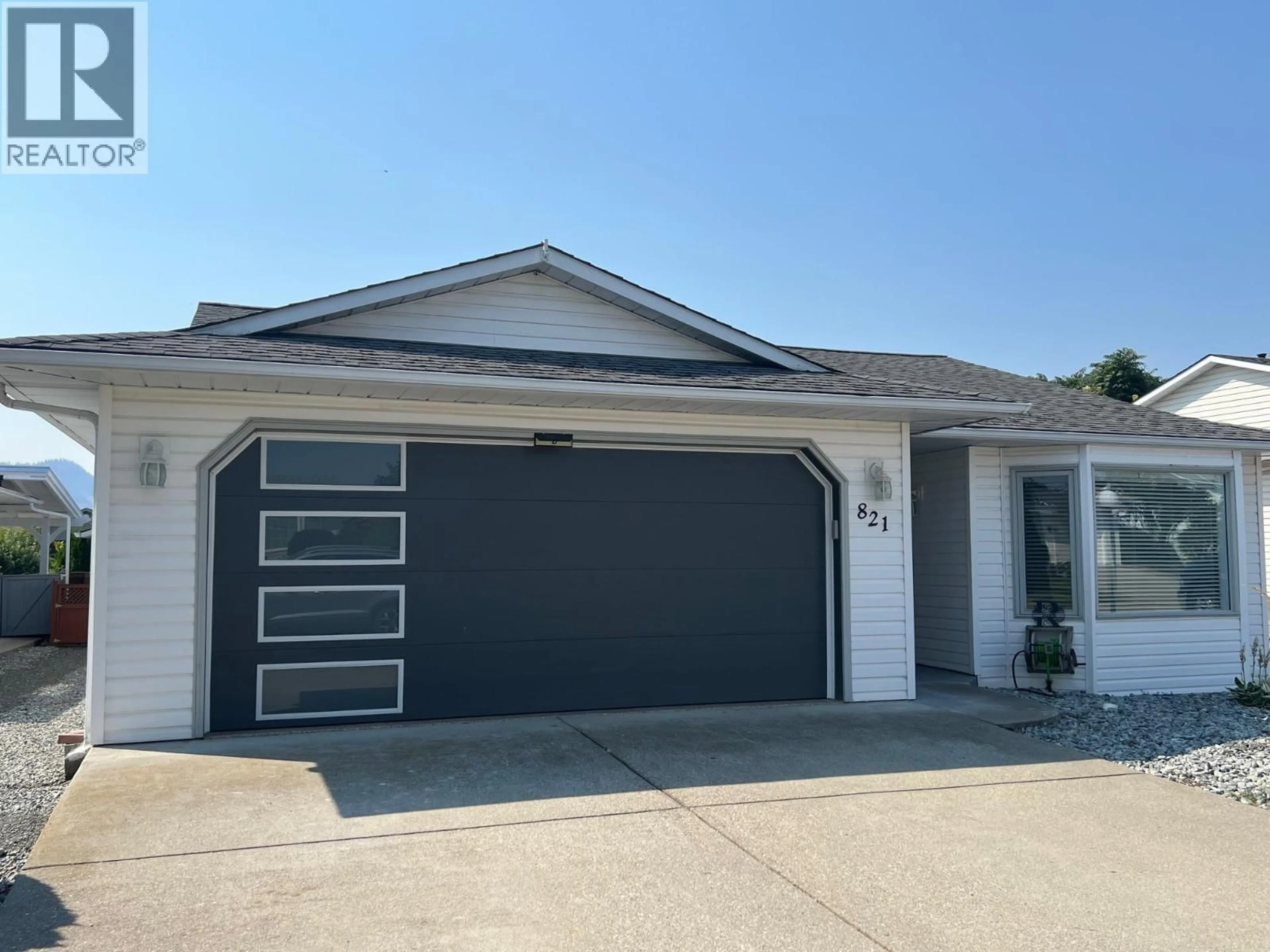 Home with vinyl exterior material, street for 821 8TH AVENUE, Vernon British Columbia V1H1Z1