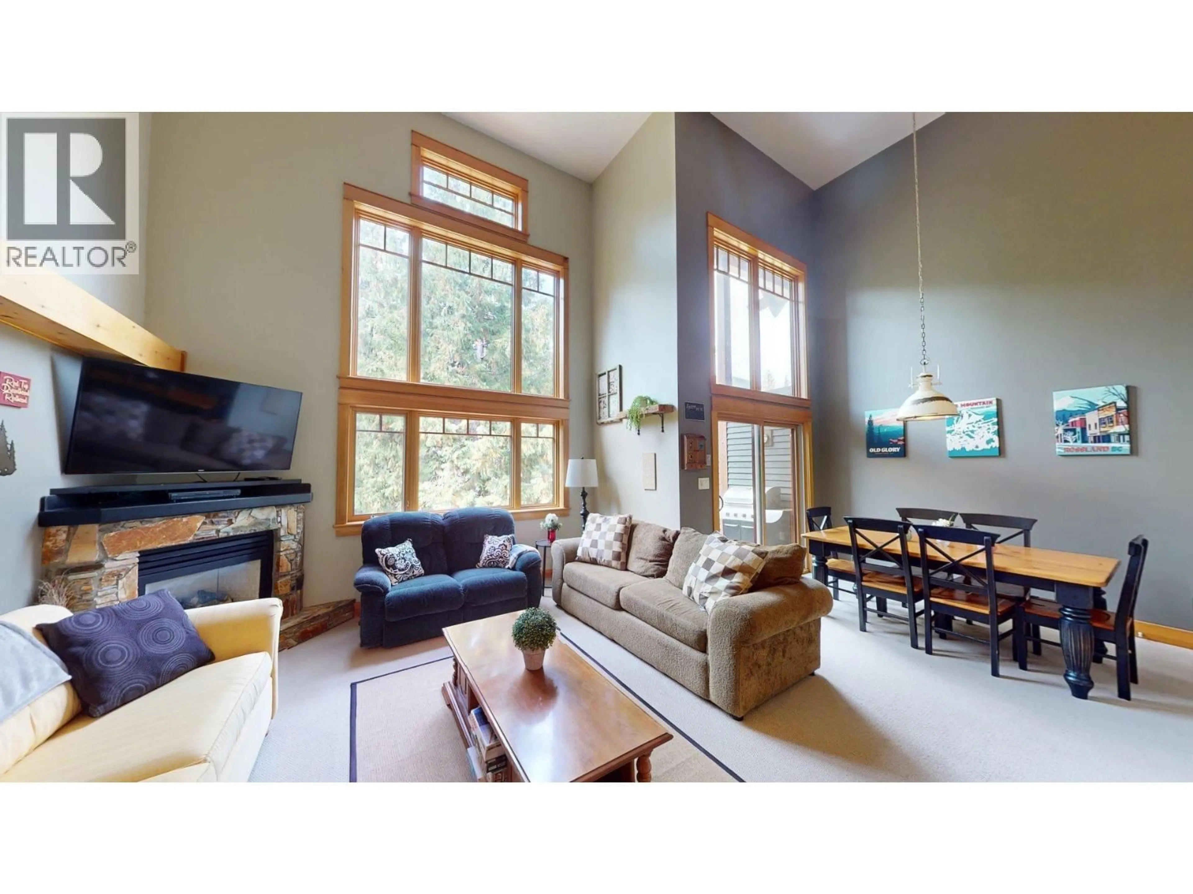 Living room with furniture, wood/laminate floor for 4D - 1005 MOUNTAIN VIEW ROAD, Rossland British Columbia V0G1Y0