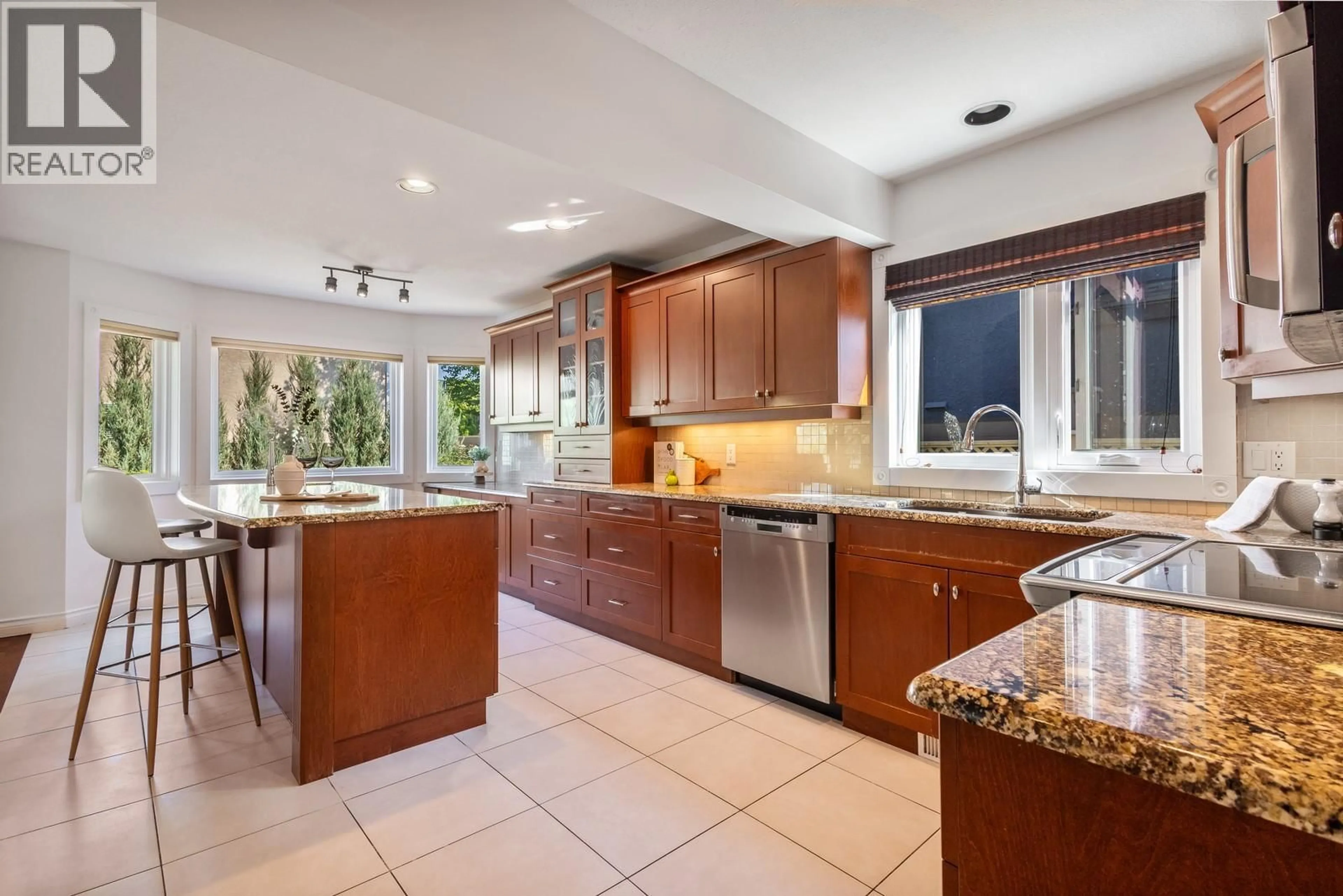 Open concept kitchen, ceramic/tile floor for 844 MISSION SPRINGS CRESCENT, Kelowna British Columbia V1W3L9