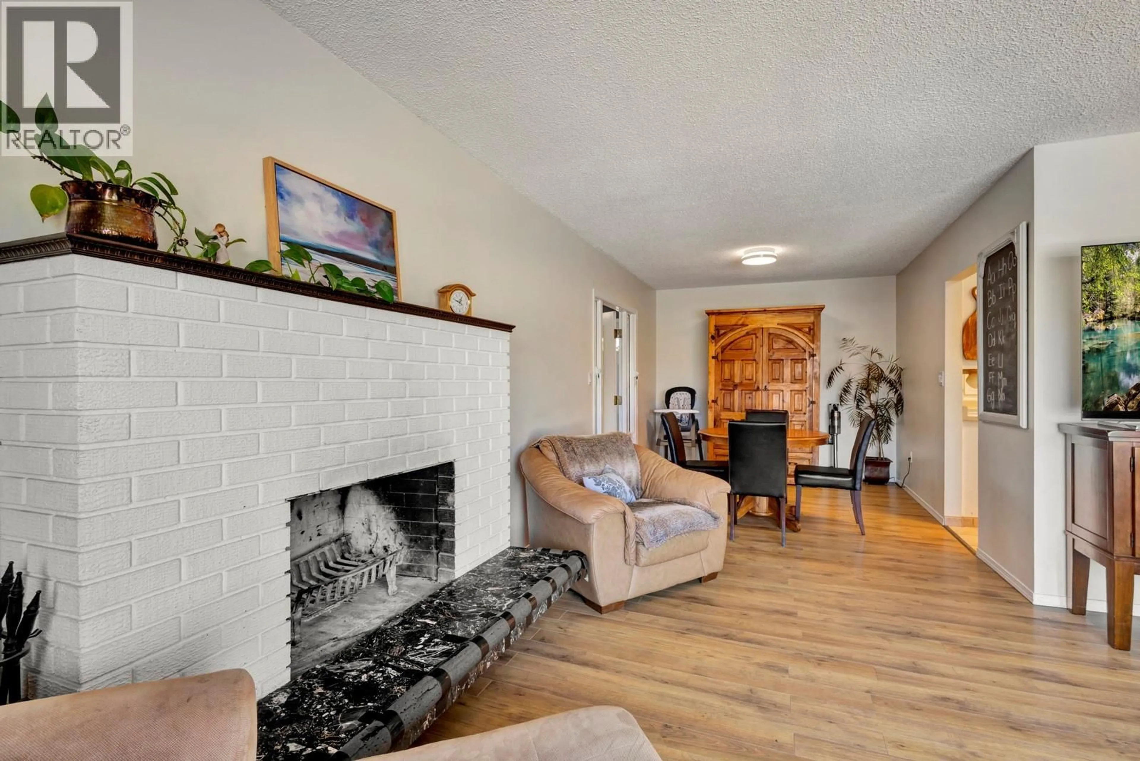 Living room with furniture, unknown for 2917 SPRINGFIELD ROAD, Kelowna British Columbia V1X4N5
