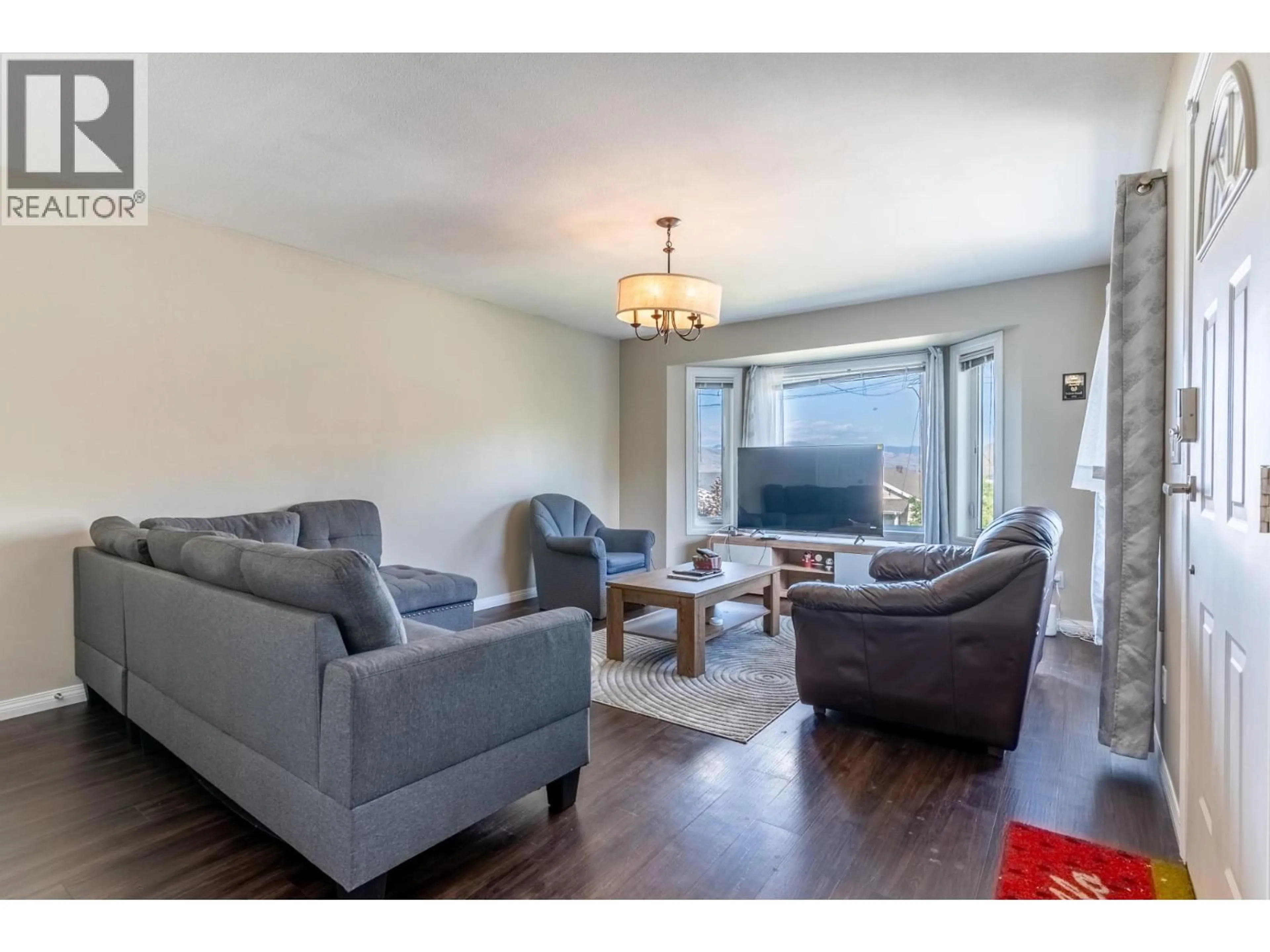 Living room with furniture, wood/laminate floor for 935 DOMINION STREET, Kamloops British Columbia V2C2Y3