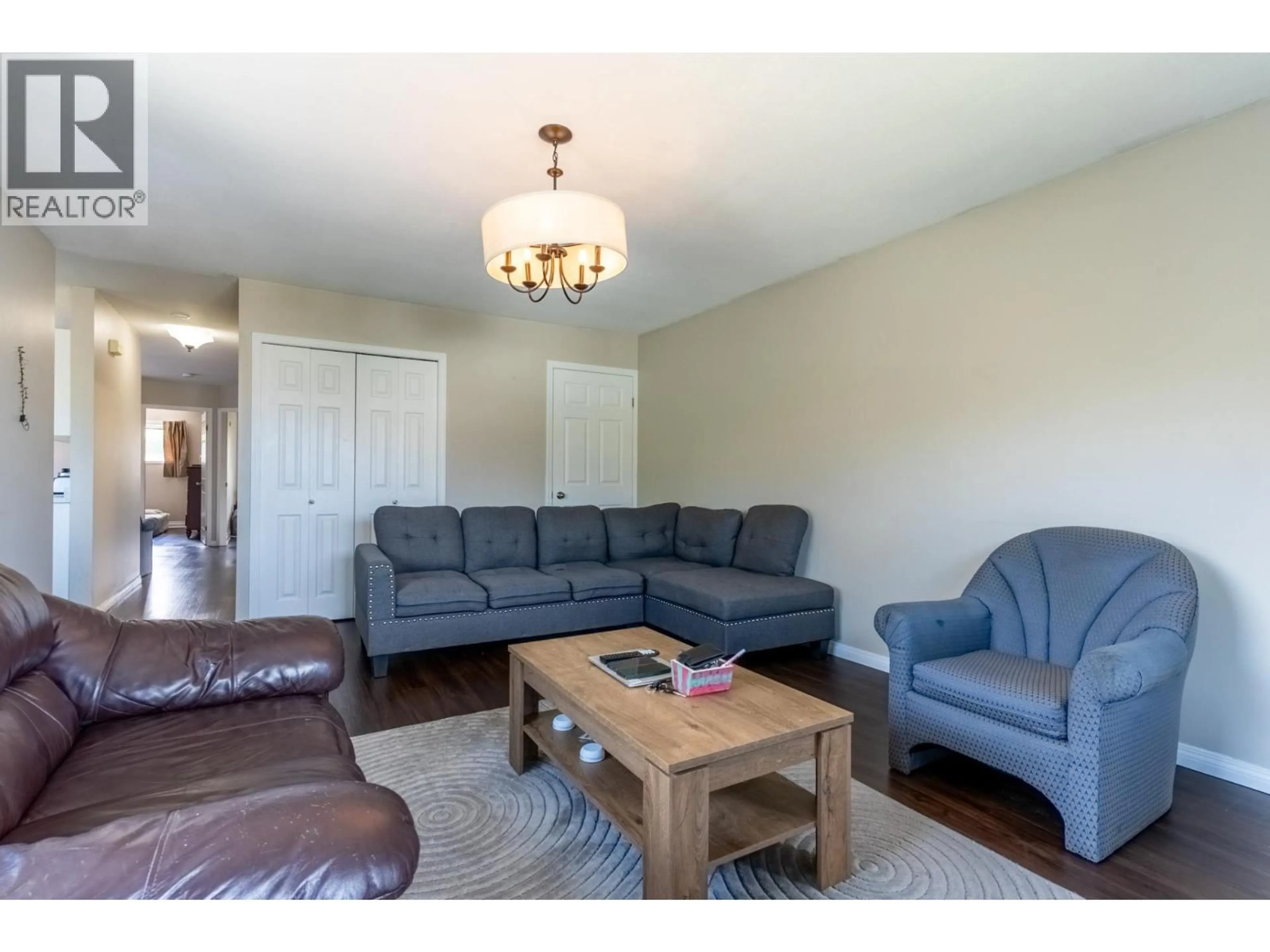 Living room with furniture, wood/laminate floor for 935 DOMINION STREET, Kamloops British Columbia V2C2Y3