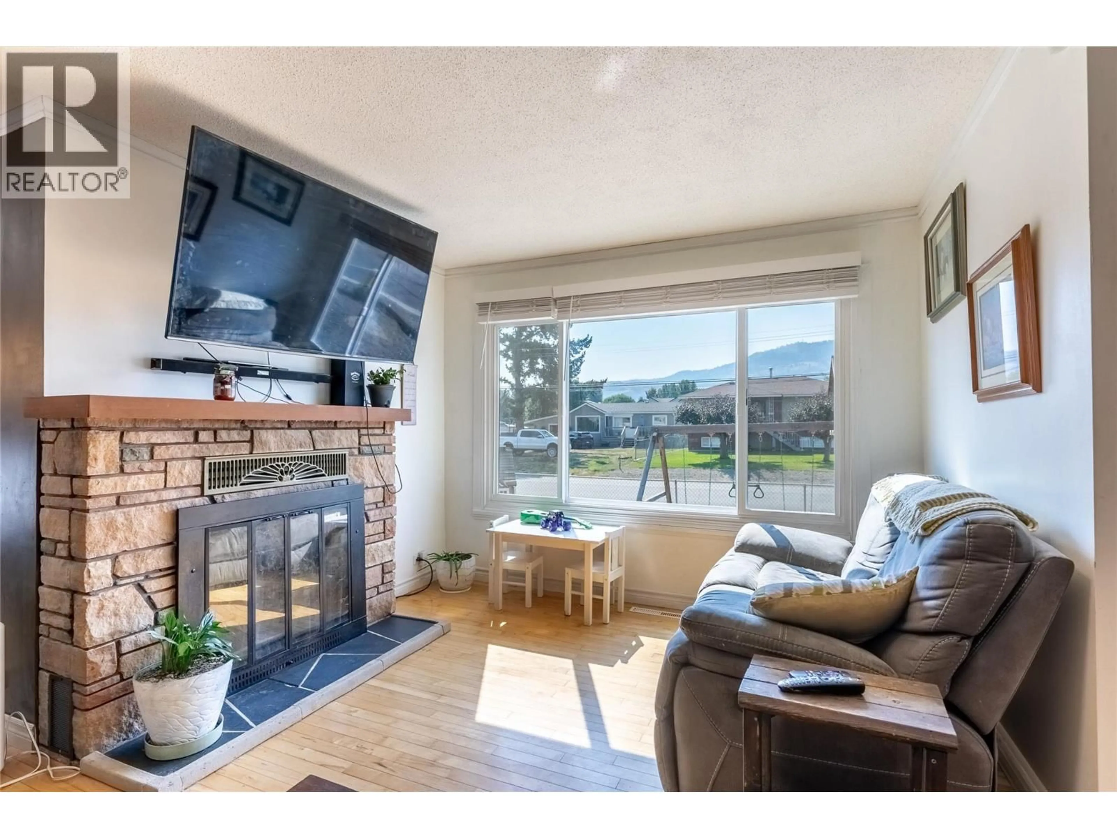 Living room with furniture, wood/laminate floor for 1854 FLEETWOOD AVENUE, Kamloops British Columbia V2B4S1