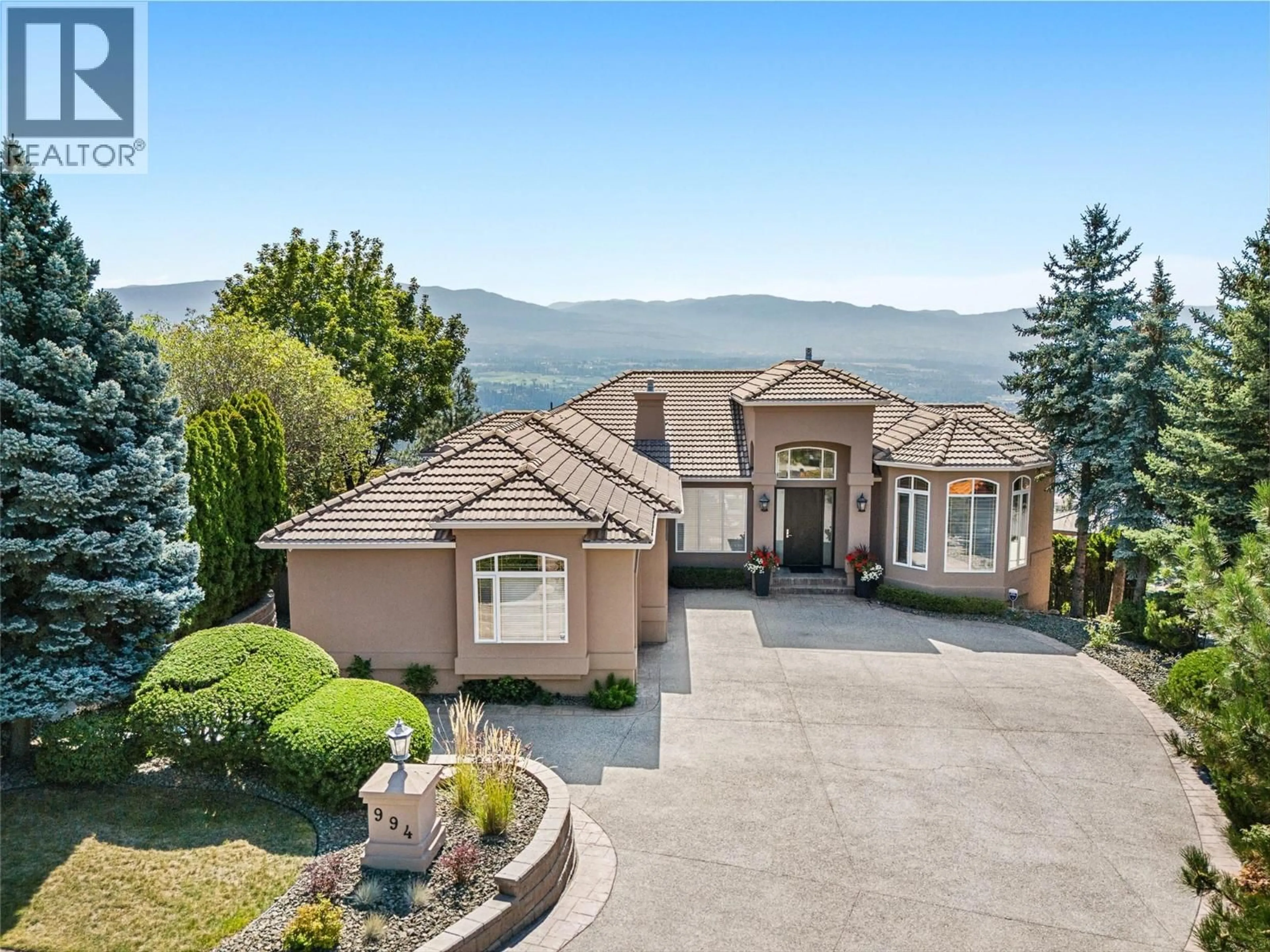 A pic from outside/outdoor area/front of a property/back of a property/a pic from drone, mountain view for 994 SKEENA DRIVE, Kelowna British Columbia V1V2K7