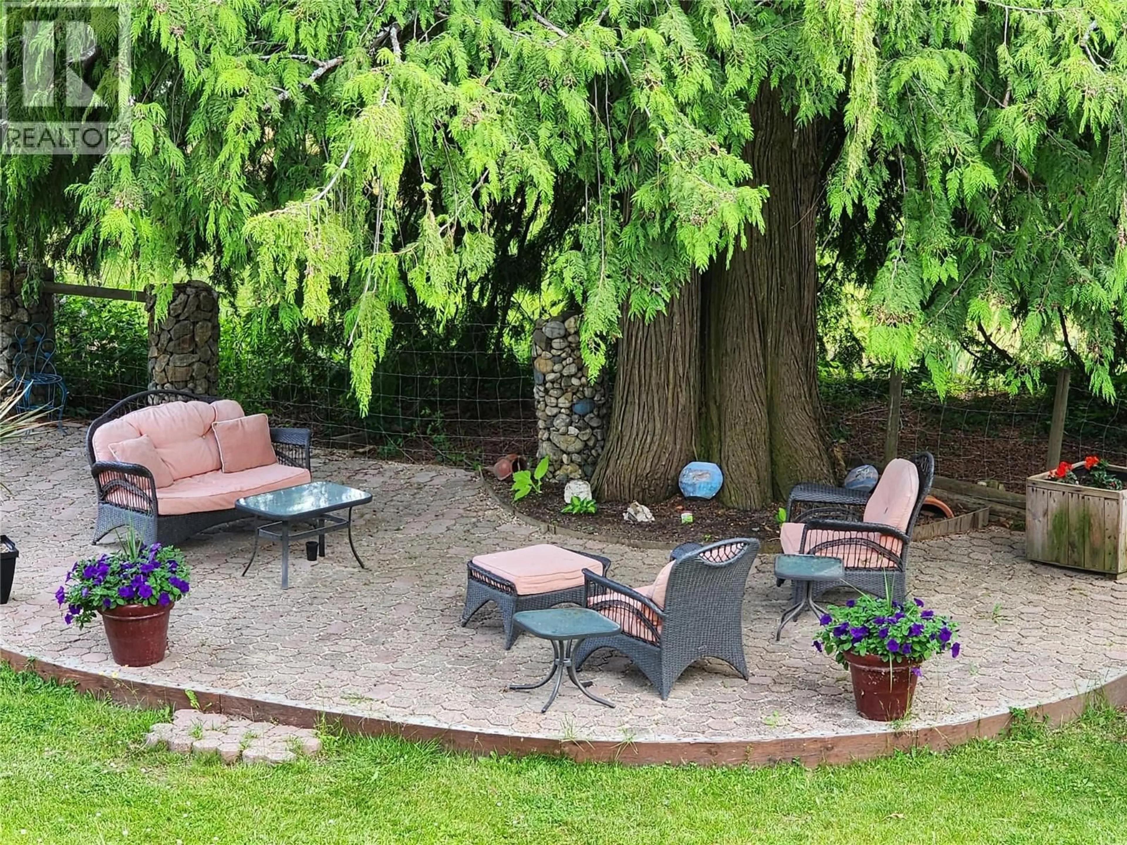 Patio, unknown for 316 3RD  NW AVENUE, Nakusp British Columbia V0G1R0
