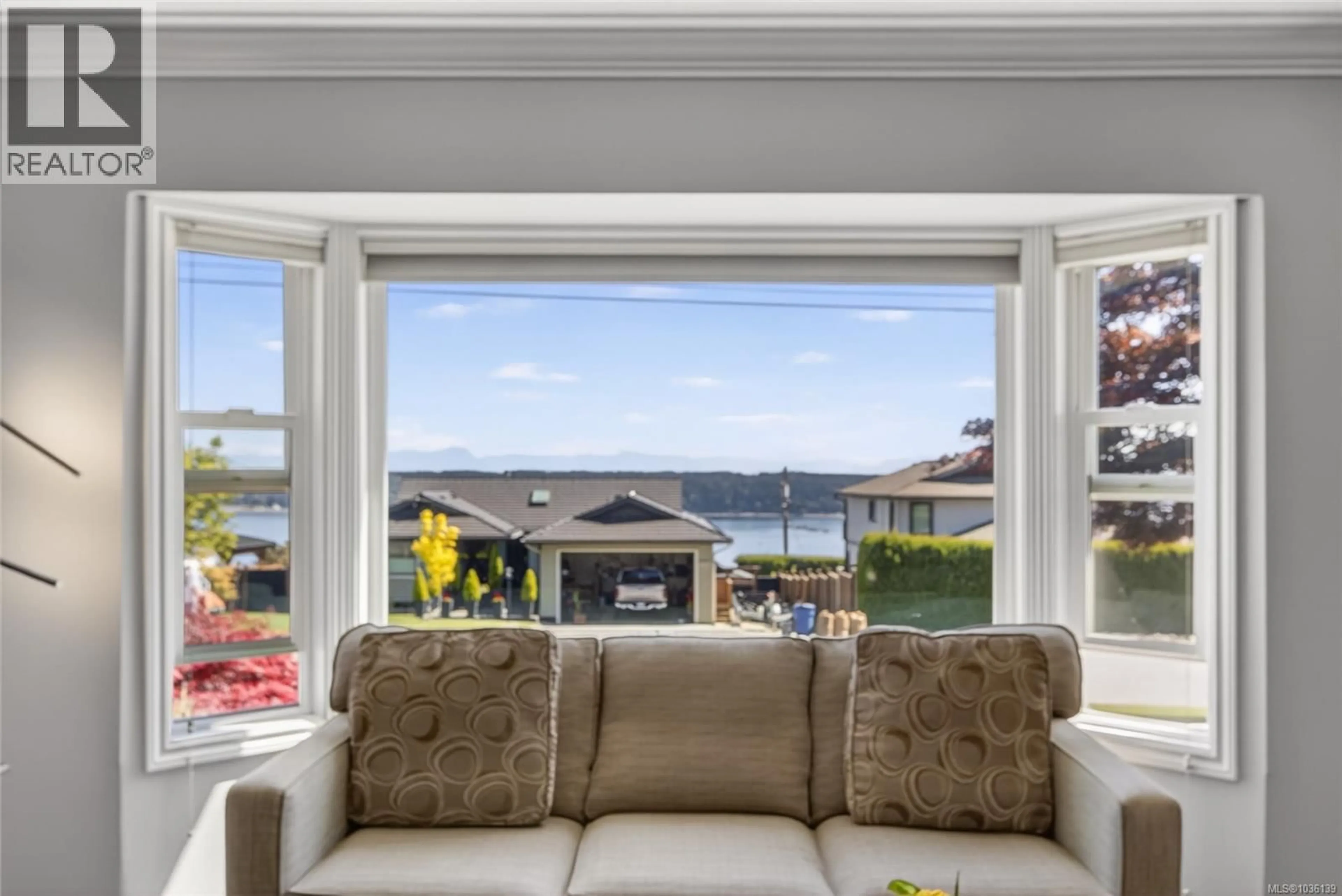 Living room with furniture, unknown for 450 MCLEAN STREET SOUTH, Campbell River British Columbia V9W5W1