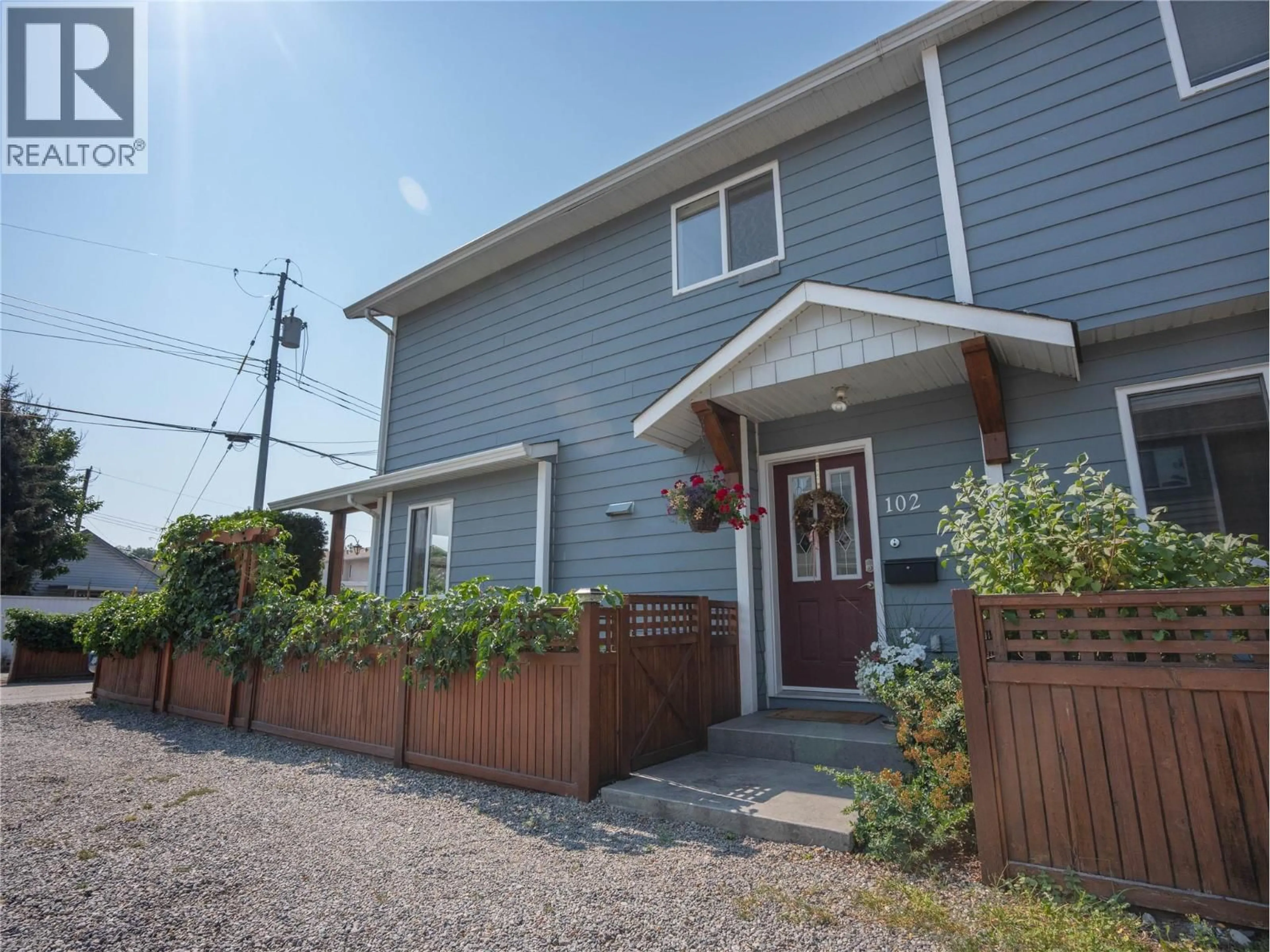 Home with vinyl exterior material, street for 102 - 500 WESTMINSTER AVENUE WEST, Penticton British Columbia V2A1K6