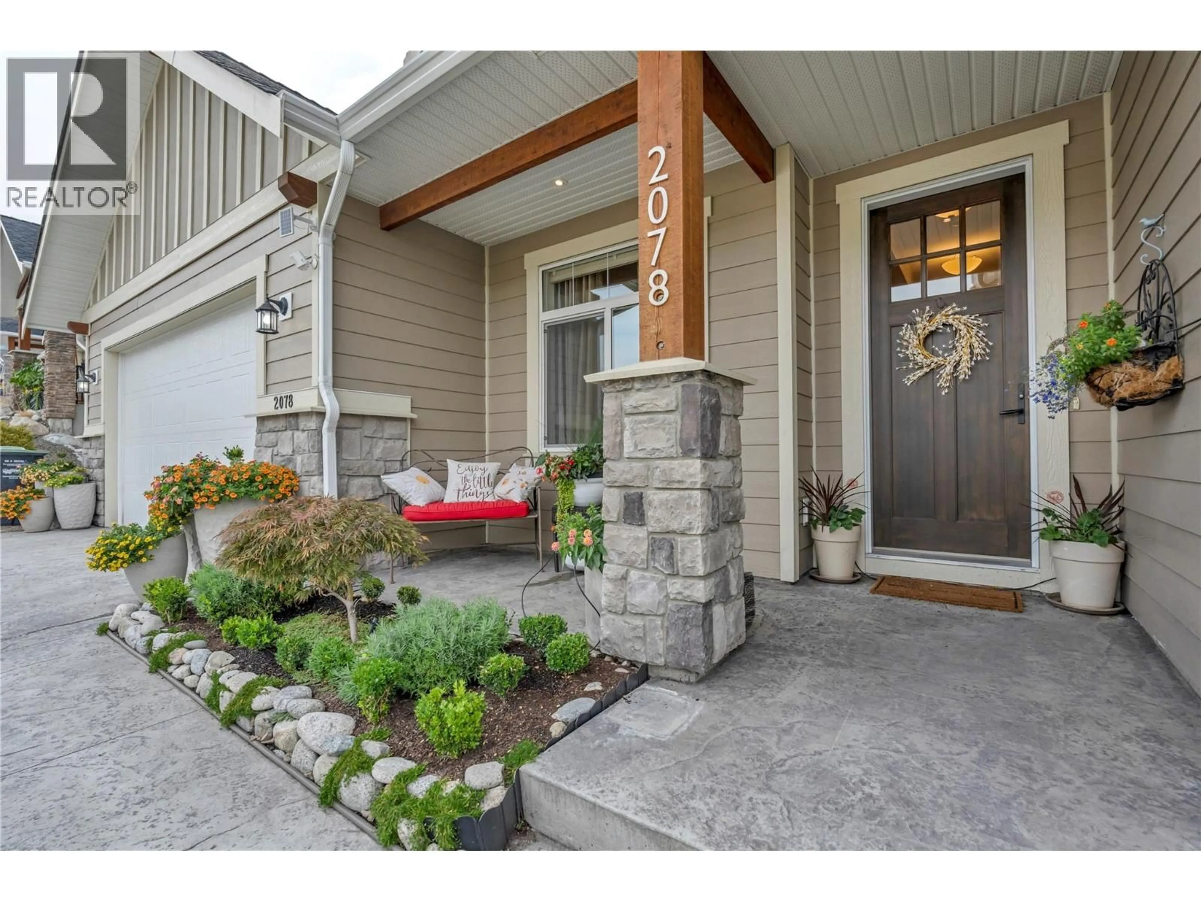 Indoor entryway for 2078 LAWRENCE AVENUE, Penticton British Columbia V2A2G6