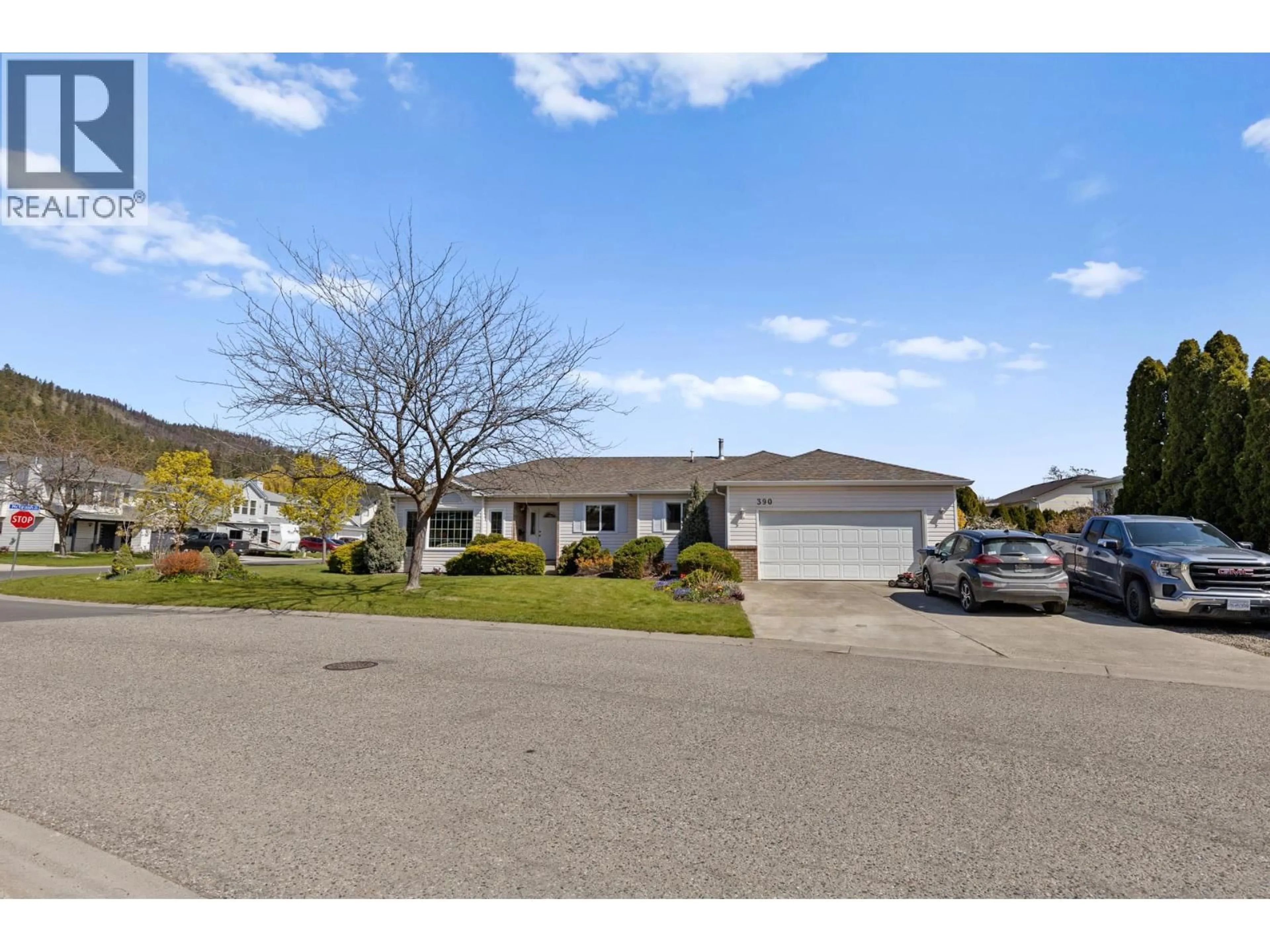A pic from outside/outdoor area/front of a property/back of a property/a pic from drone, street for 390 MCTAVISH CRESCENT, Kelowna British Columbia V1V1P1