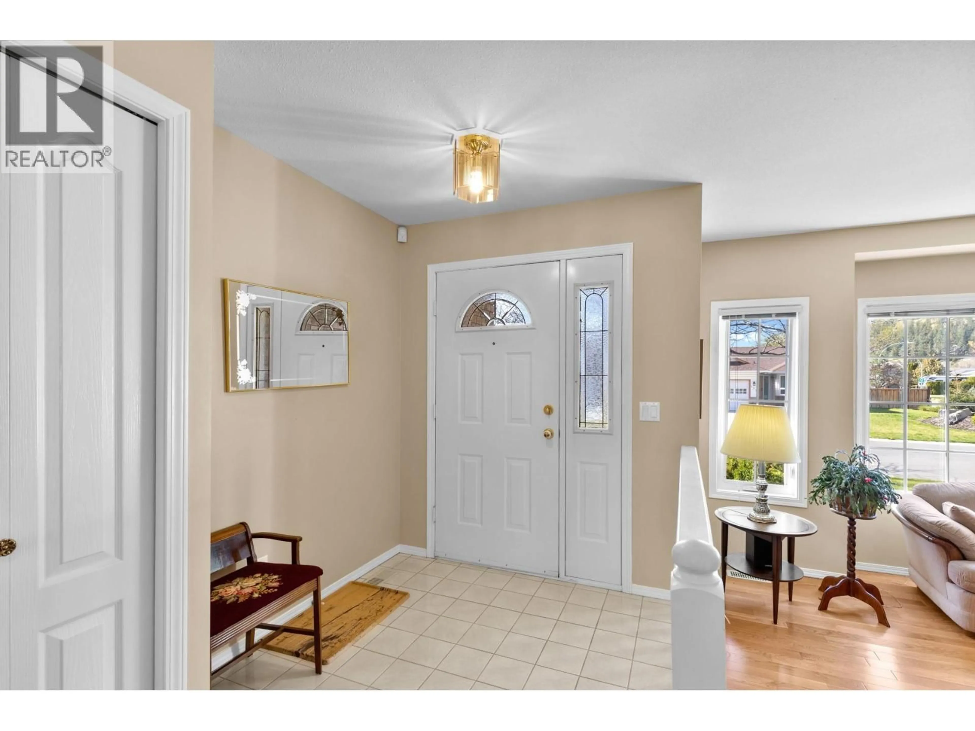 Indoor entryway for 390 MCTAVISH CRESCENT, Kelowna British Columbia V1V1P1