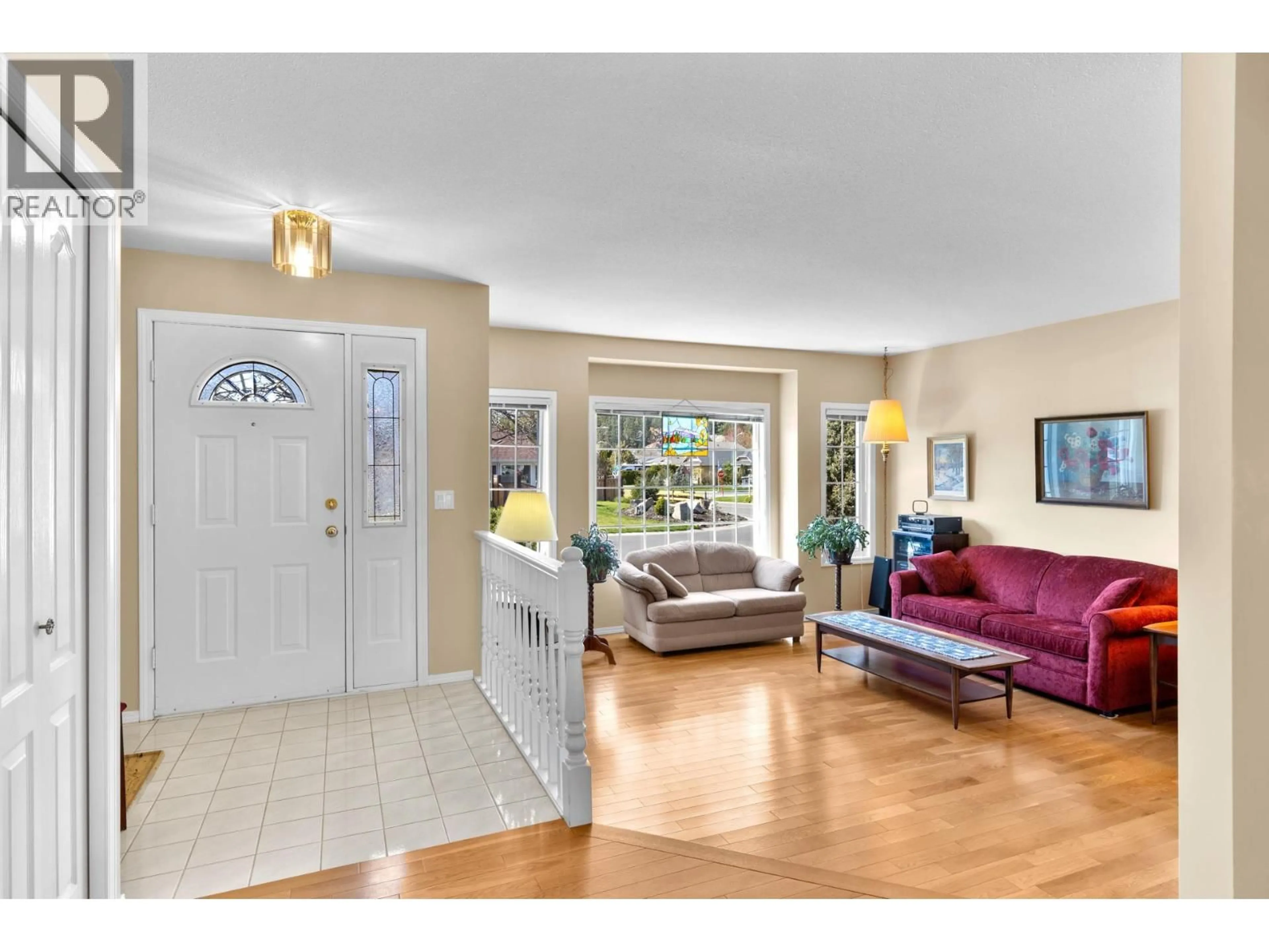 Indoor entryway for 390 MCTAVISH CRESCENT, Kelowna British Columbia V1V1P1