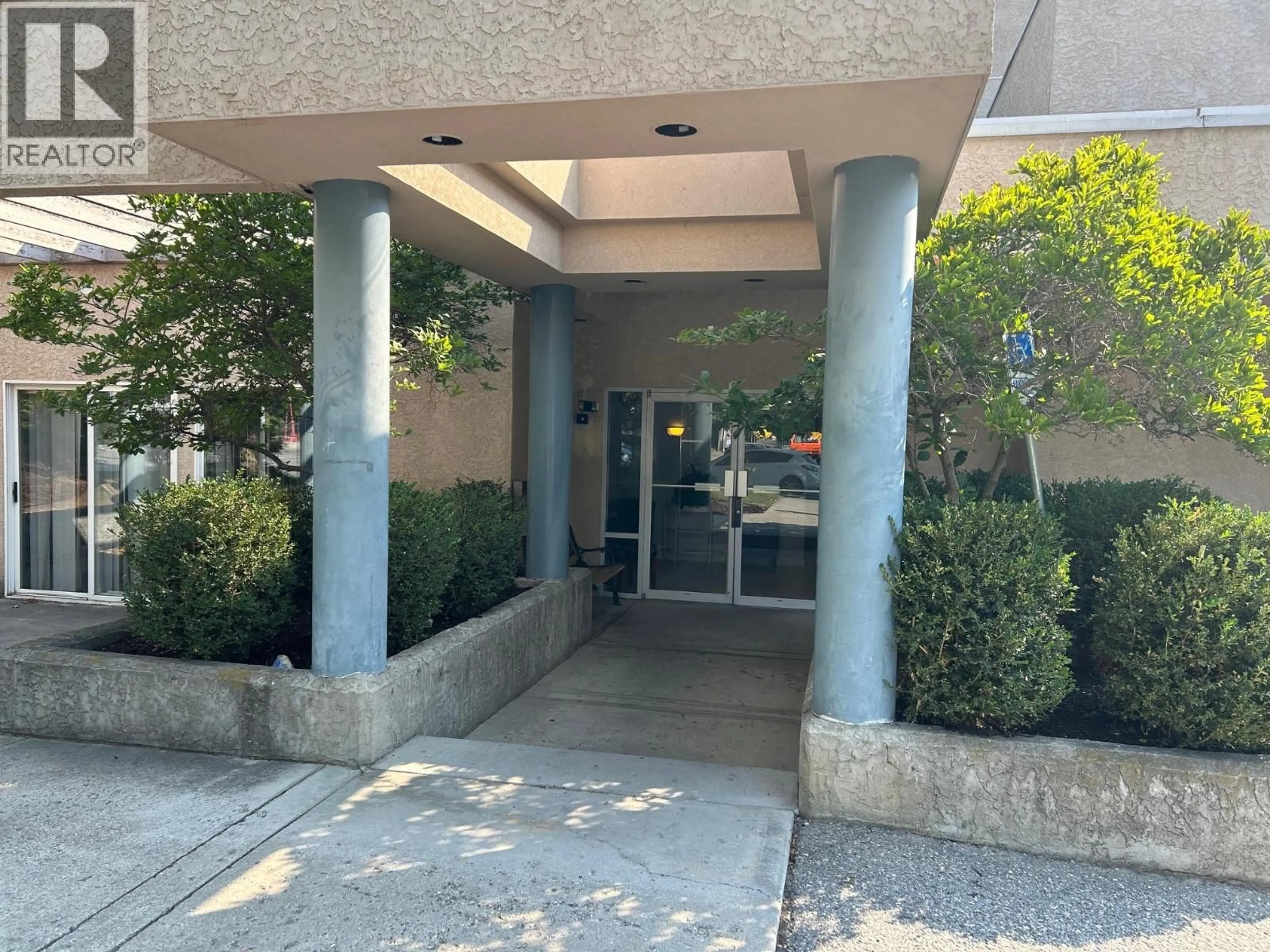 Indoor foyer for 103 - 3115 DE MONTREUIL COURT, Kelowna British Columbia V1W3W1
