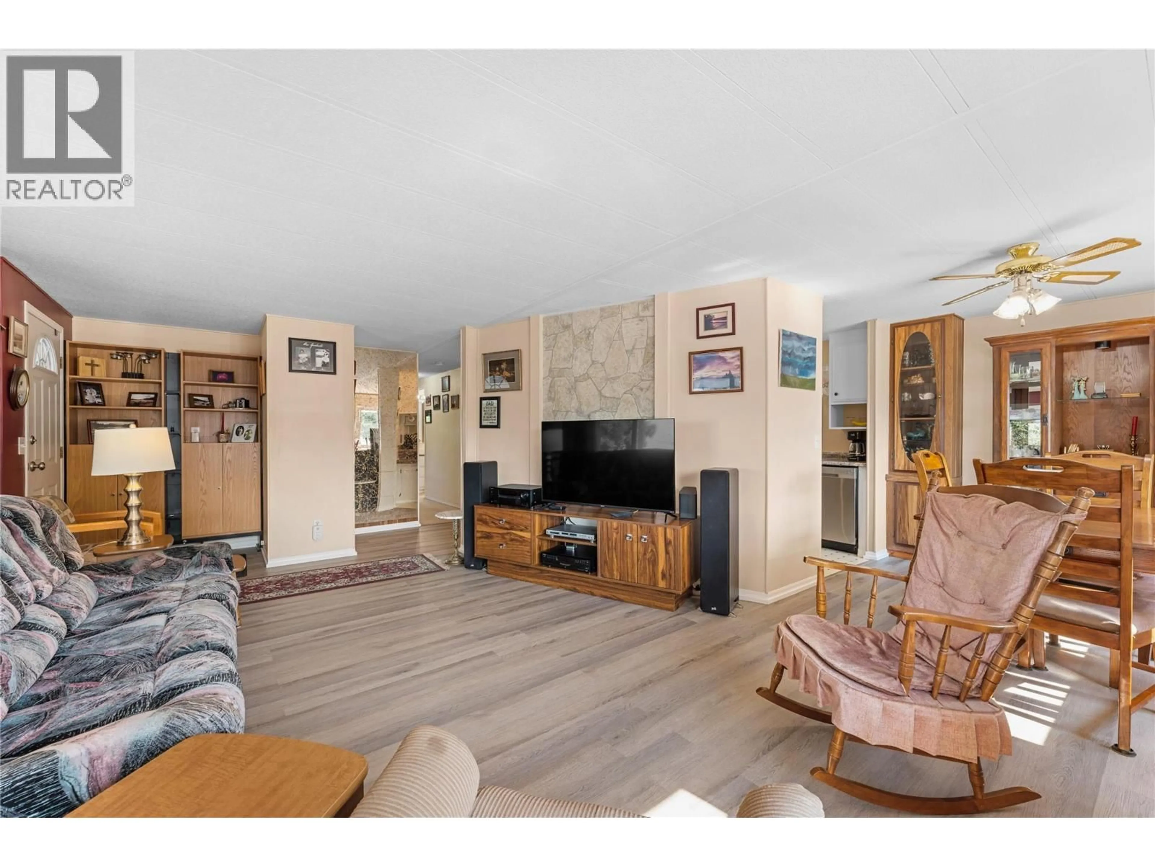 Living room with furniture, wood/laminate floor for 37 - 1881 BOUCHERIE ROAD, West Kelowna British Columbia V4T0C9