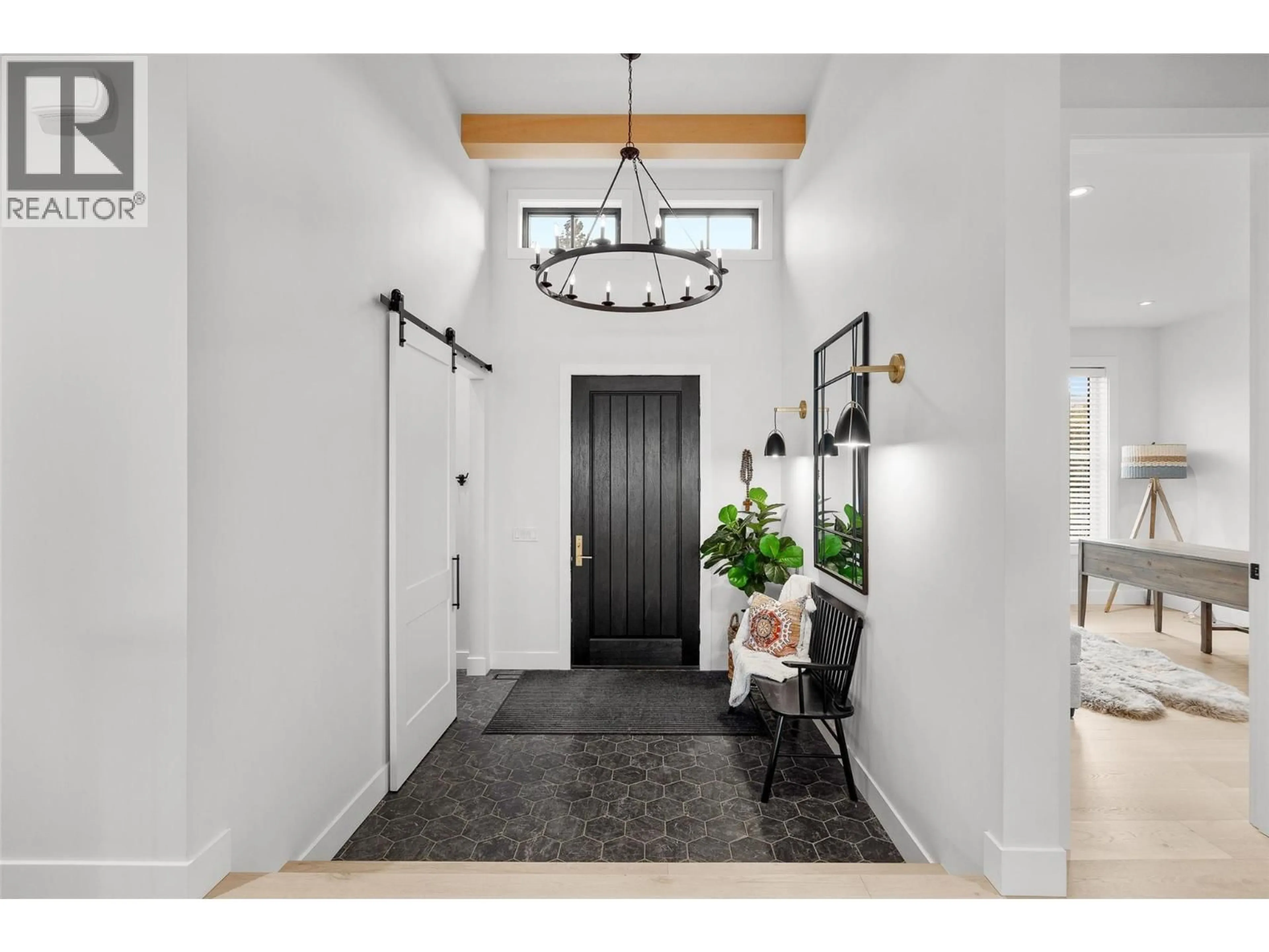 Indoor entryway for 415 CURLEW DRIVE, Kelowna British Columbia V1W4L1