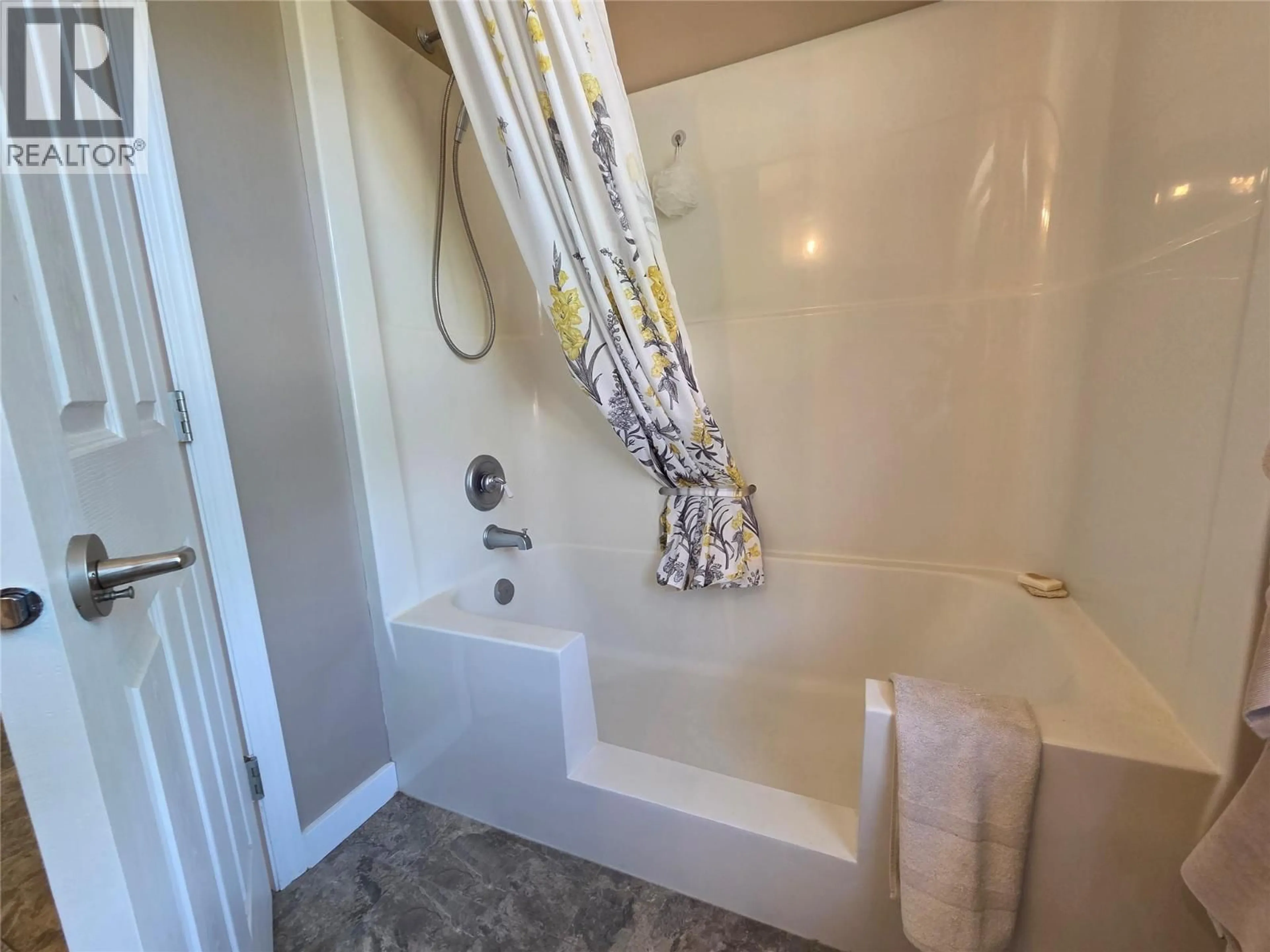 Standard bathroom, ceramic/tile floor for 515 VANDERLINDE DRIVE, Keremeos British Columbia V0X1N2
