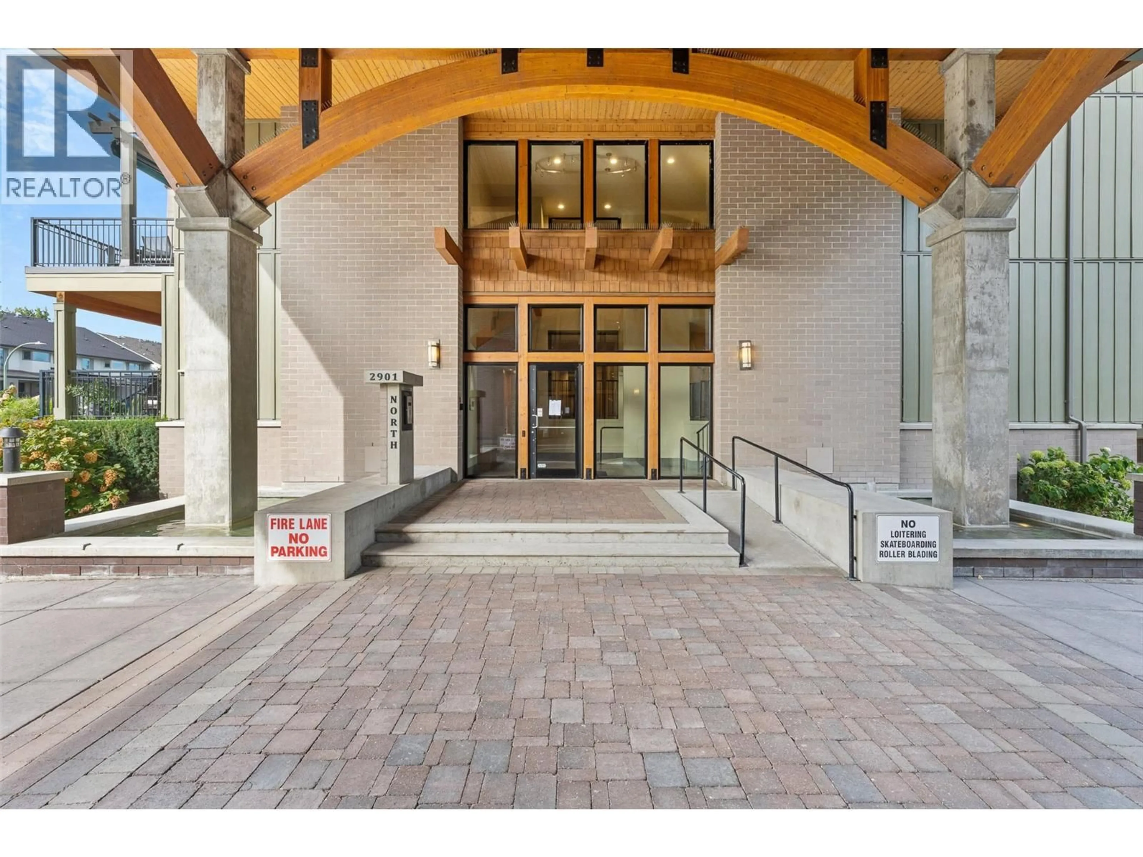 Indoor foyer for 402 - 2901 ABBOTT STREET, Kelowna British Columbia V1Y1G7