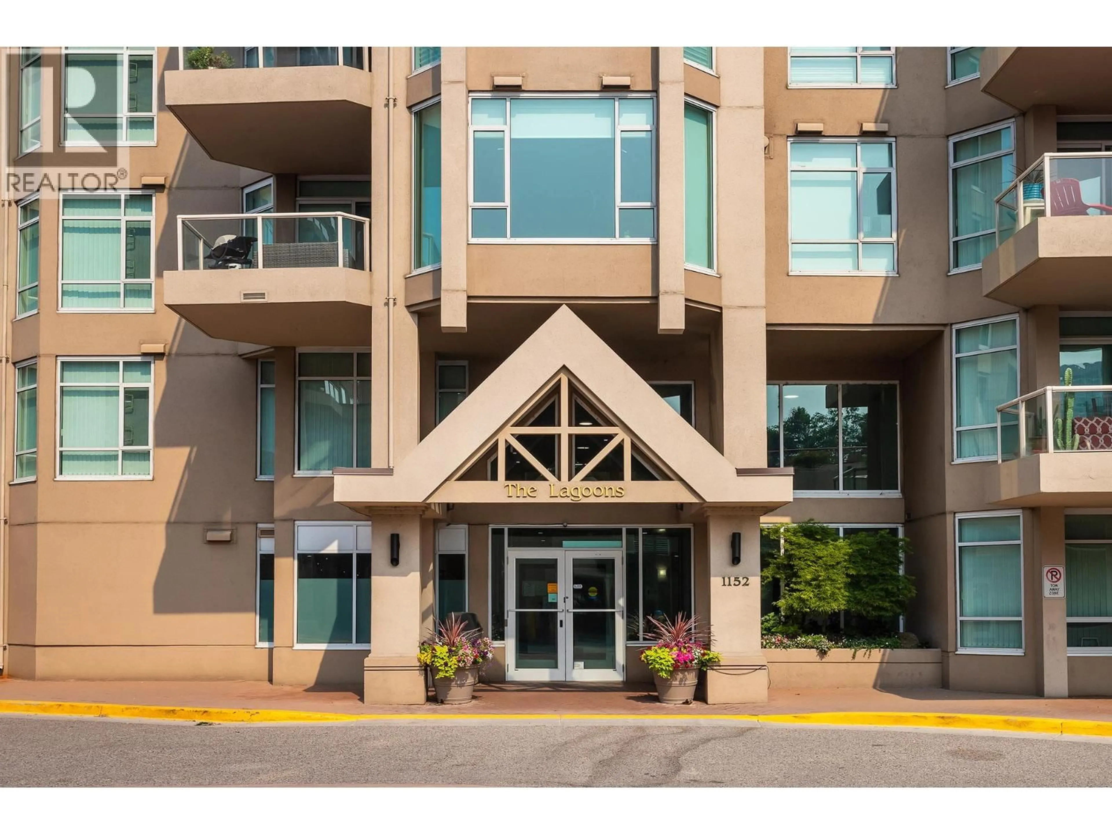 Indoor foyer for 1601 - 1152 SUNSET DRIVE, Kelowna British Columbia V1Y9R7