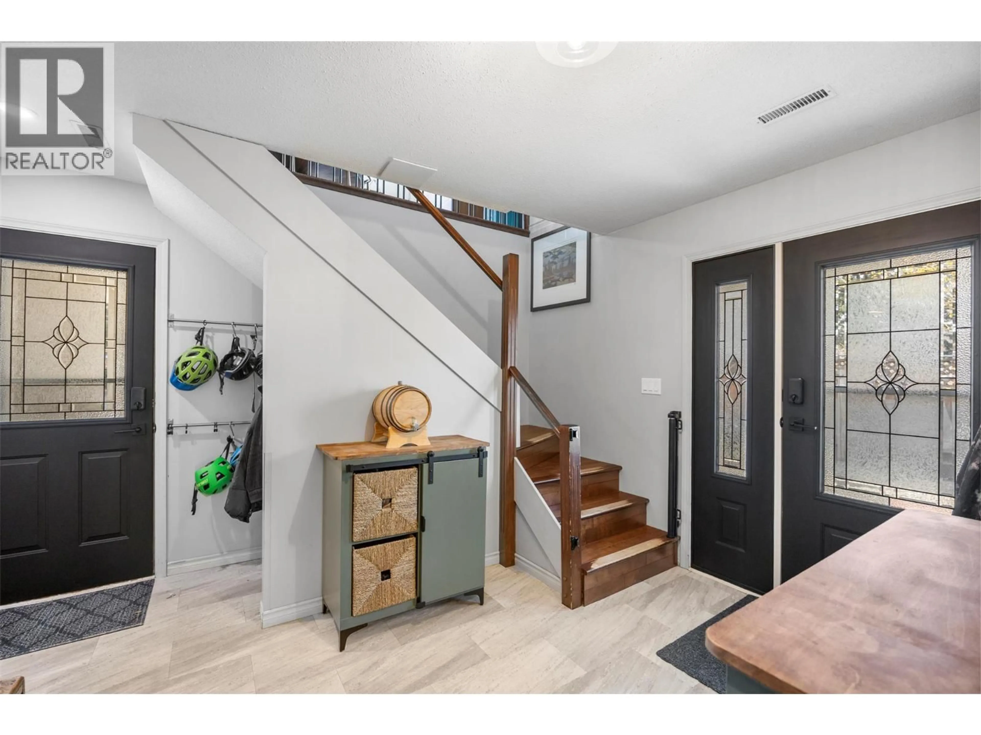 Indoor entryway for 1044 DUNDAS STREET, Kamloops British Columbia V2B2T2