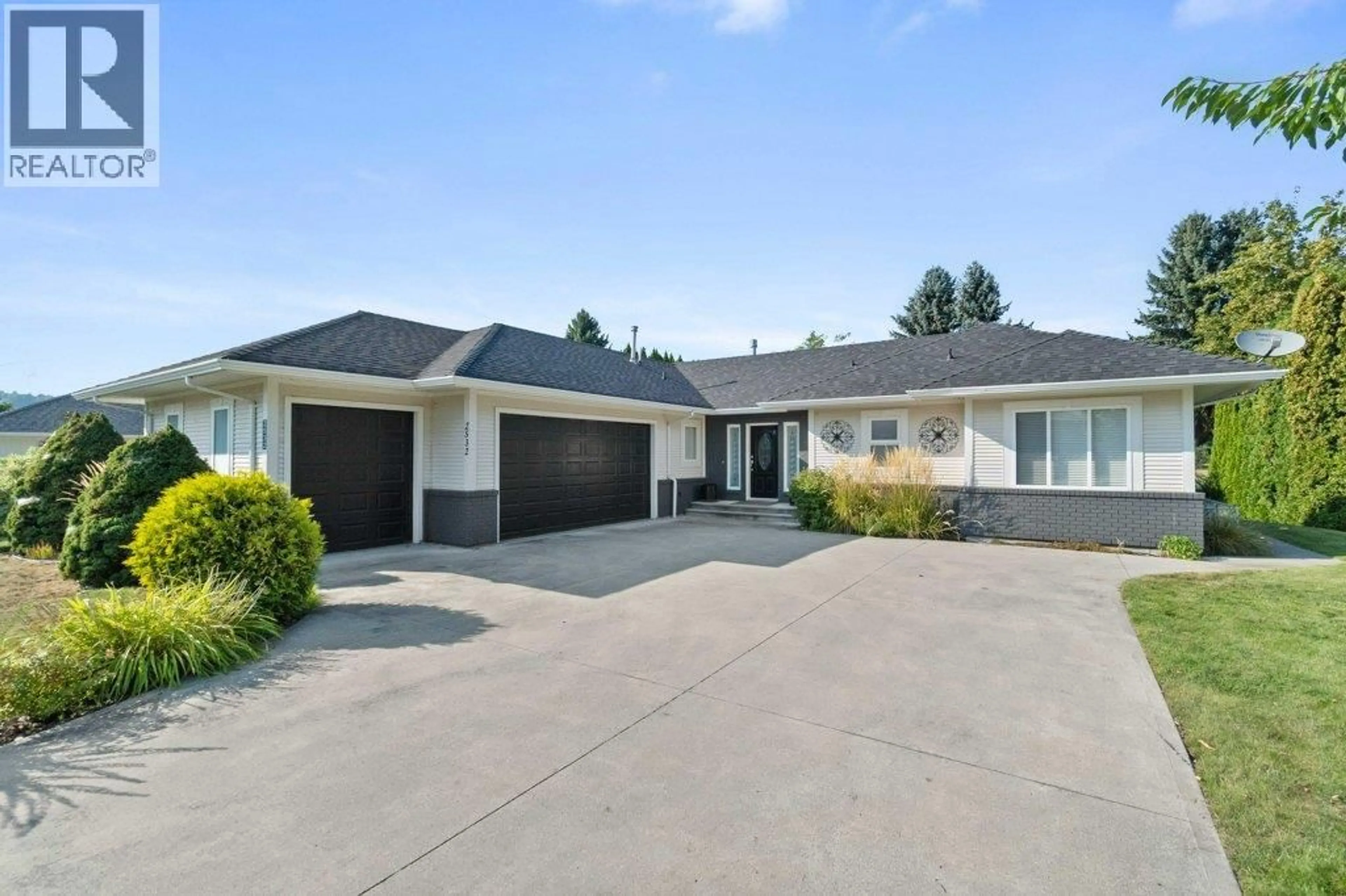 Home with vinyl exterior material, street for 2532 GOLF VIEW CRESCENT, Blind Bay British Columbia V0E1H2
