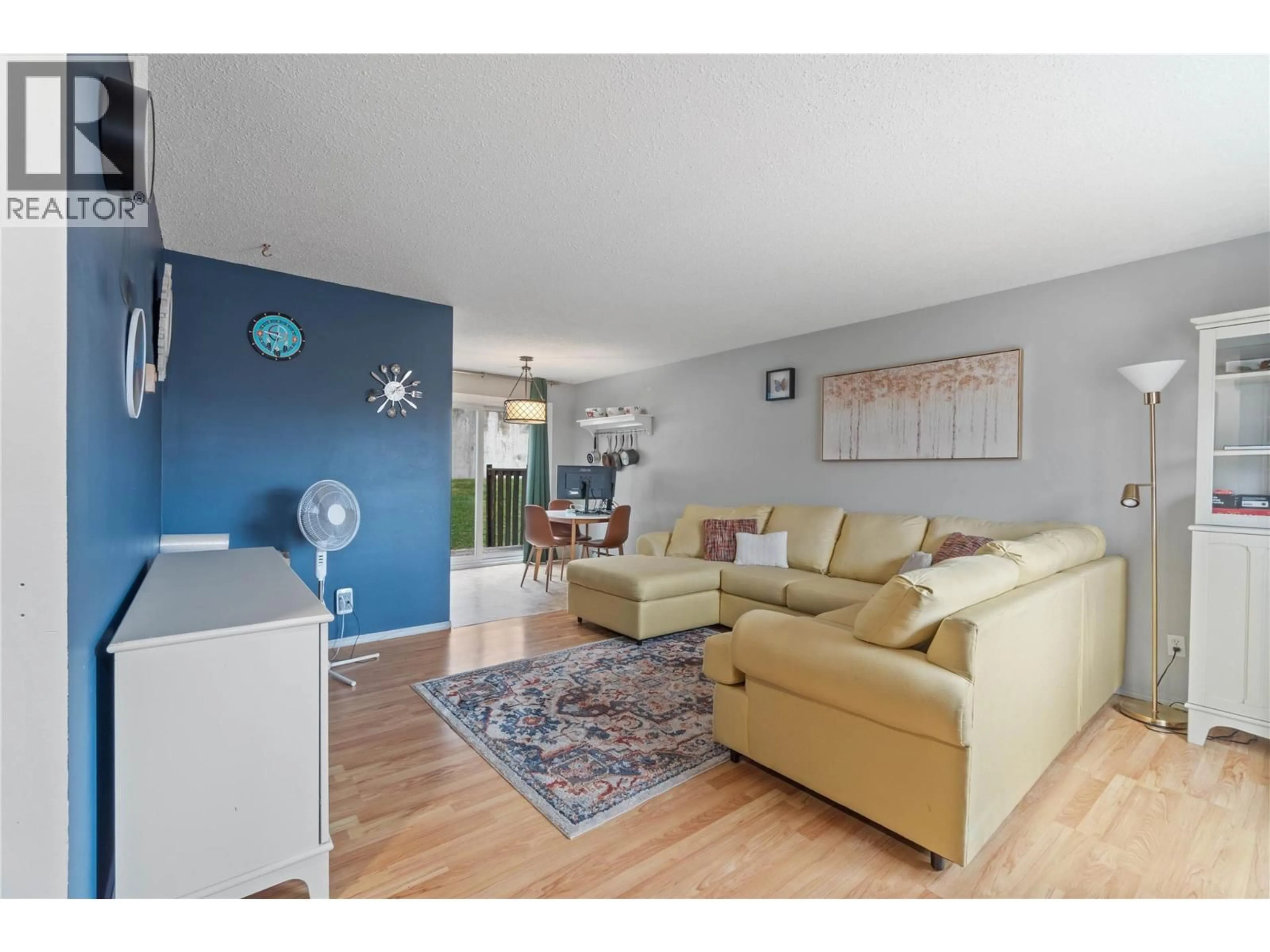 Living room with furniture, wood/laminate floor for 28 - 1605 SUMMIT DRIVE, Kamloops British Columbia V2E2A5