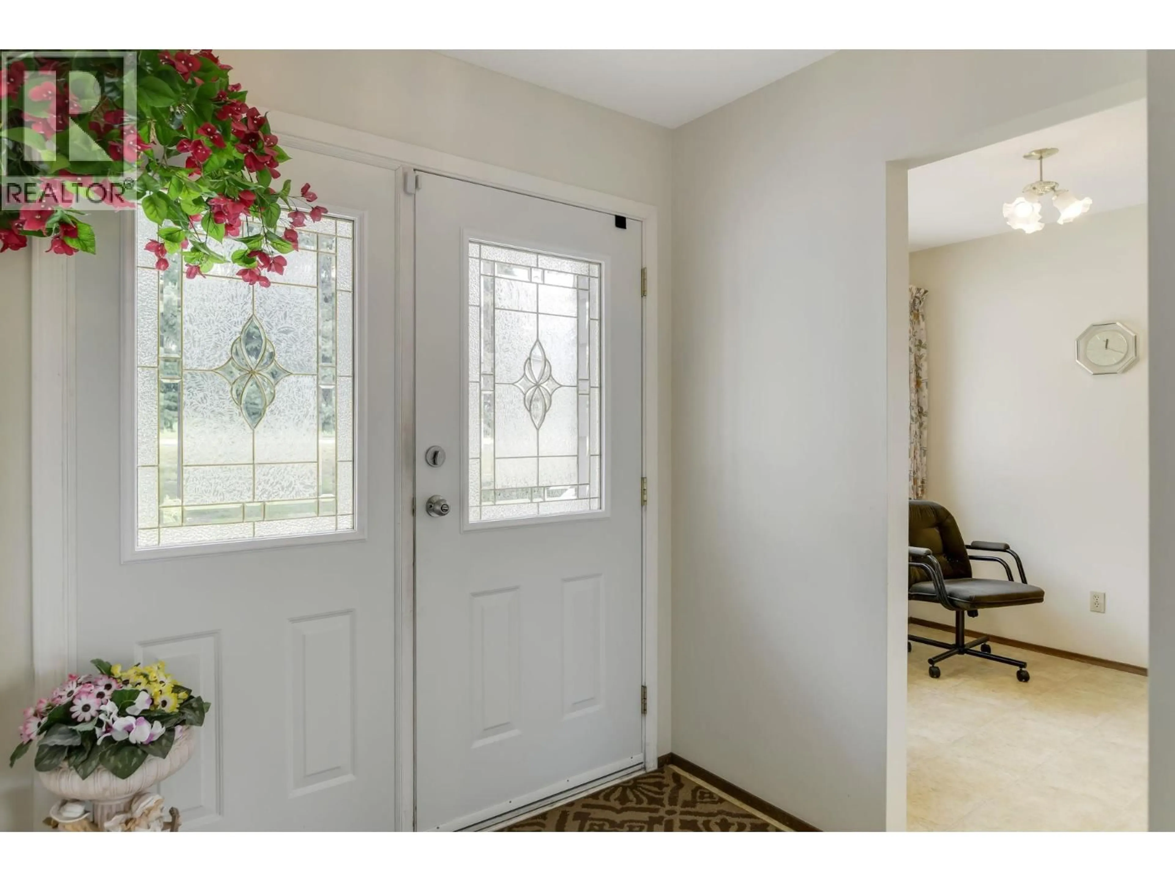 Indoor entryway for 1812 JONATHAN ROAD, Kelowna British Columbia V1P1A9