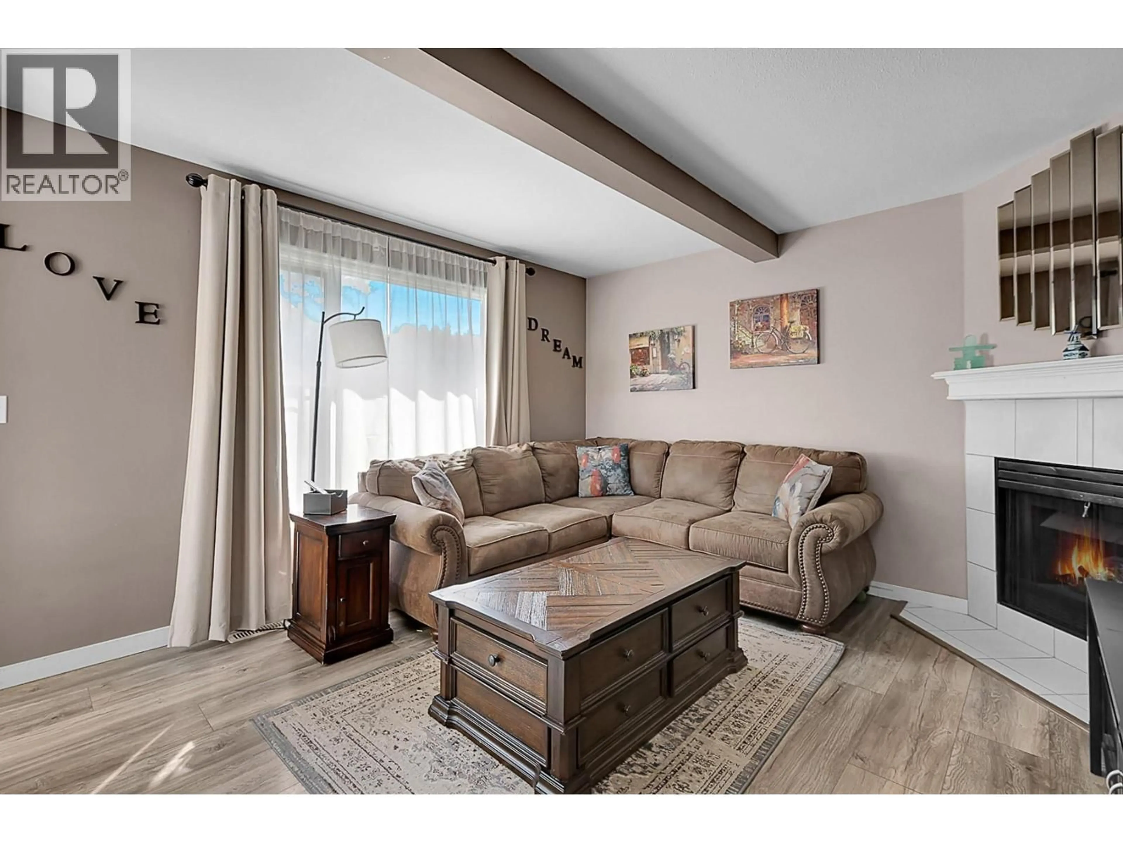 Living room with furniture, wood/laminate floor for 20 - 150 FRANKLYN ROAD, Kelowna British Columbia V1X3X5