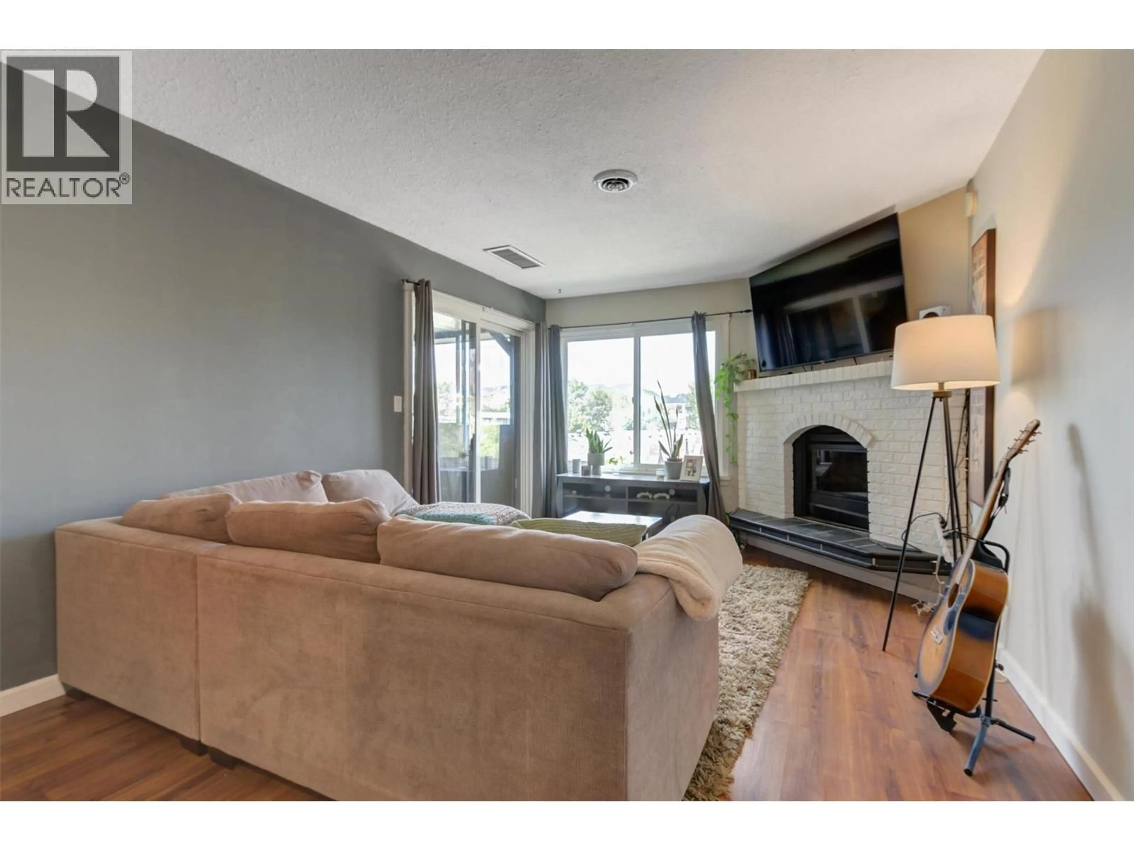 Living room with furniture, unknown for #333 - 1665 UFTON COURT, Kelowna British Columbia V1Y8G7
