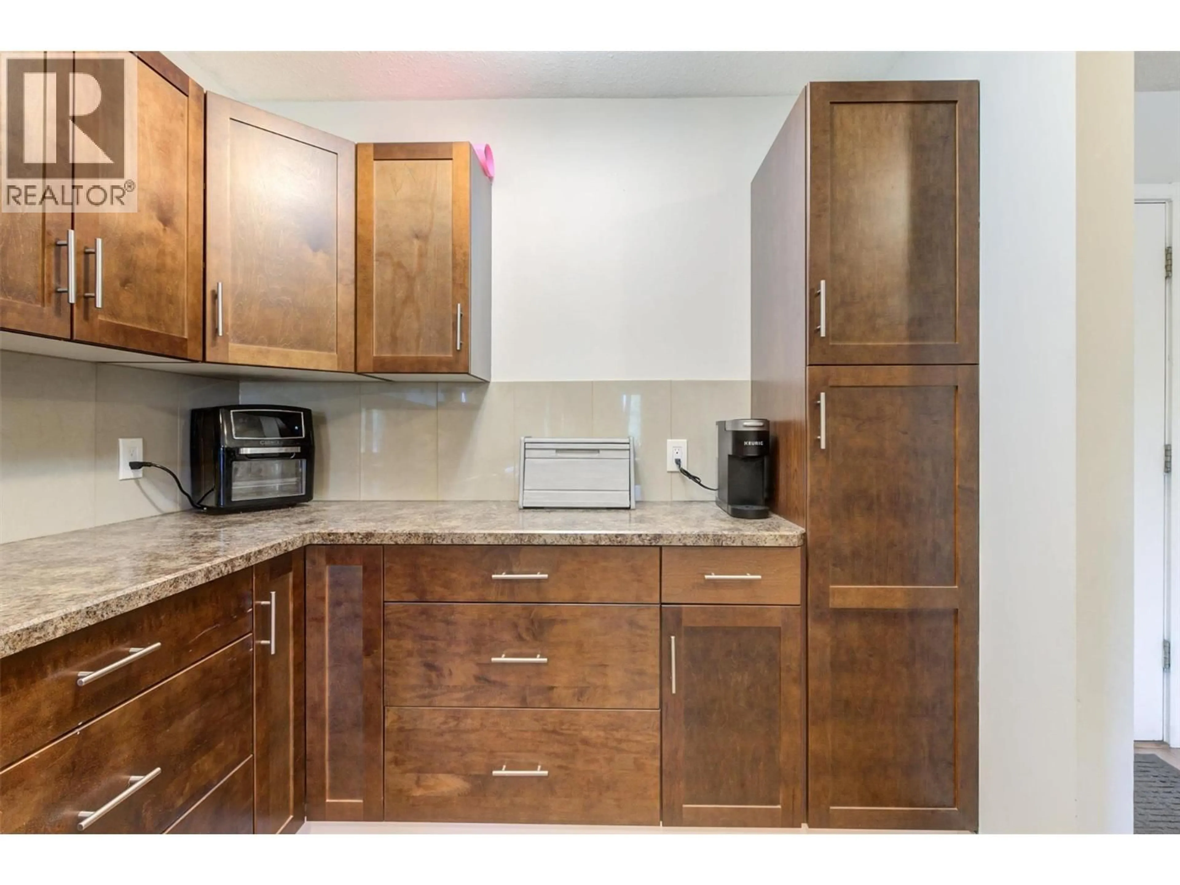 Standard kitchen, unknown for #333 - 1665 UFTON COURT, Kelowna British Columbia V1Y8G7