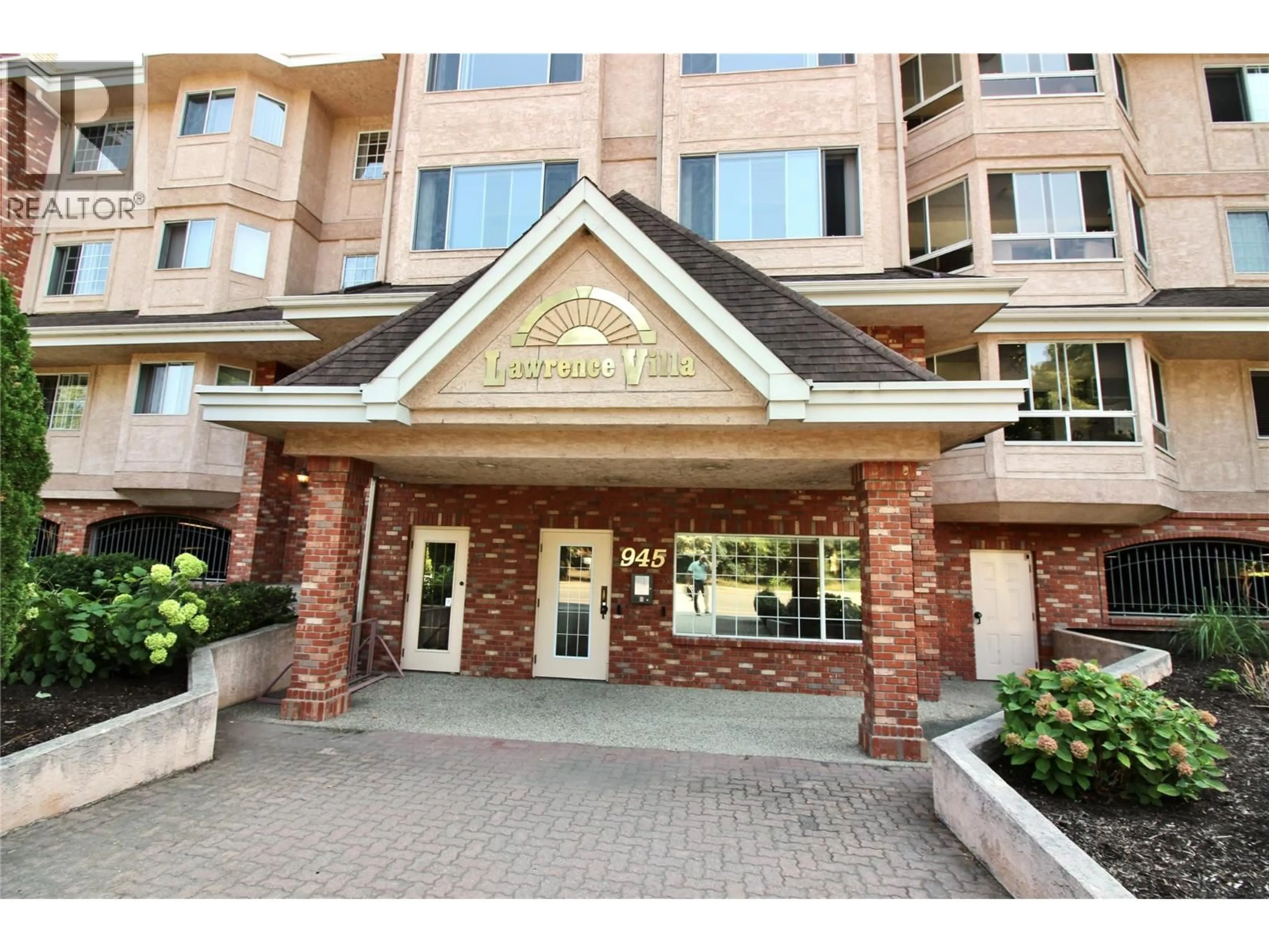 Indoor foyer for 203 - 945 LAWRENCE AVENUE, Kelowna British Columbia V1Y6M3