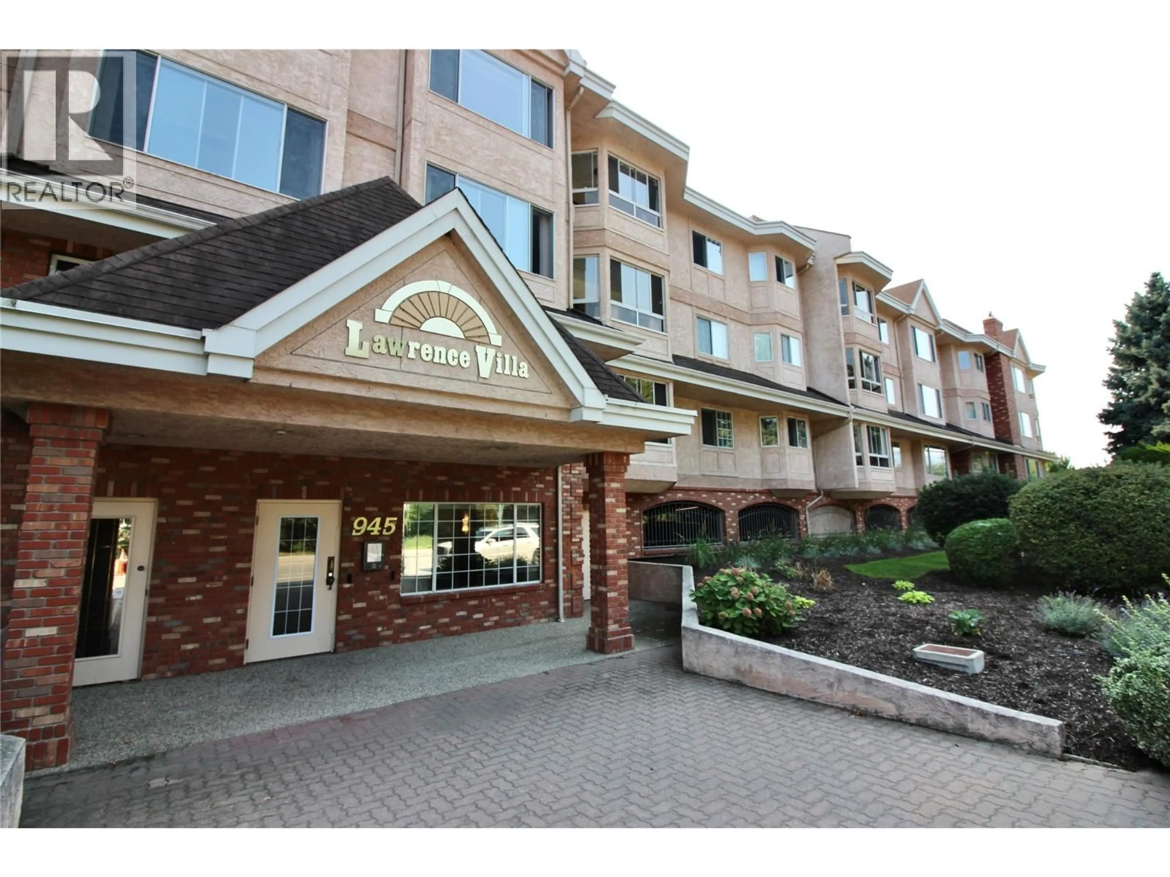 Indoor foyer for 203 - 945 LAWRENCE AVENUE, Kelowna British Columbia V1Y6M3