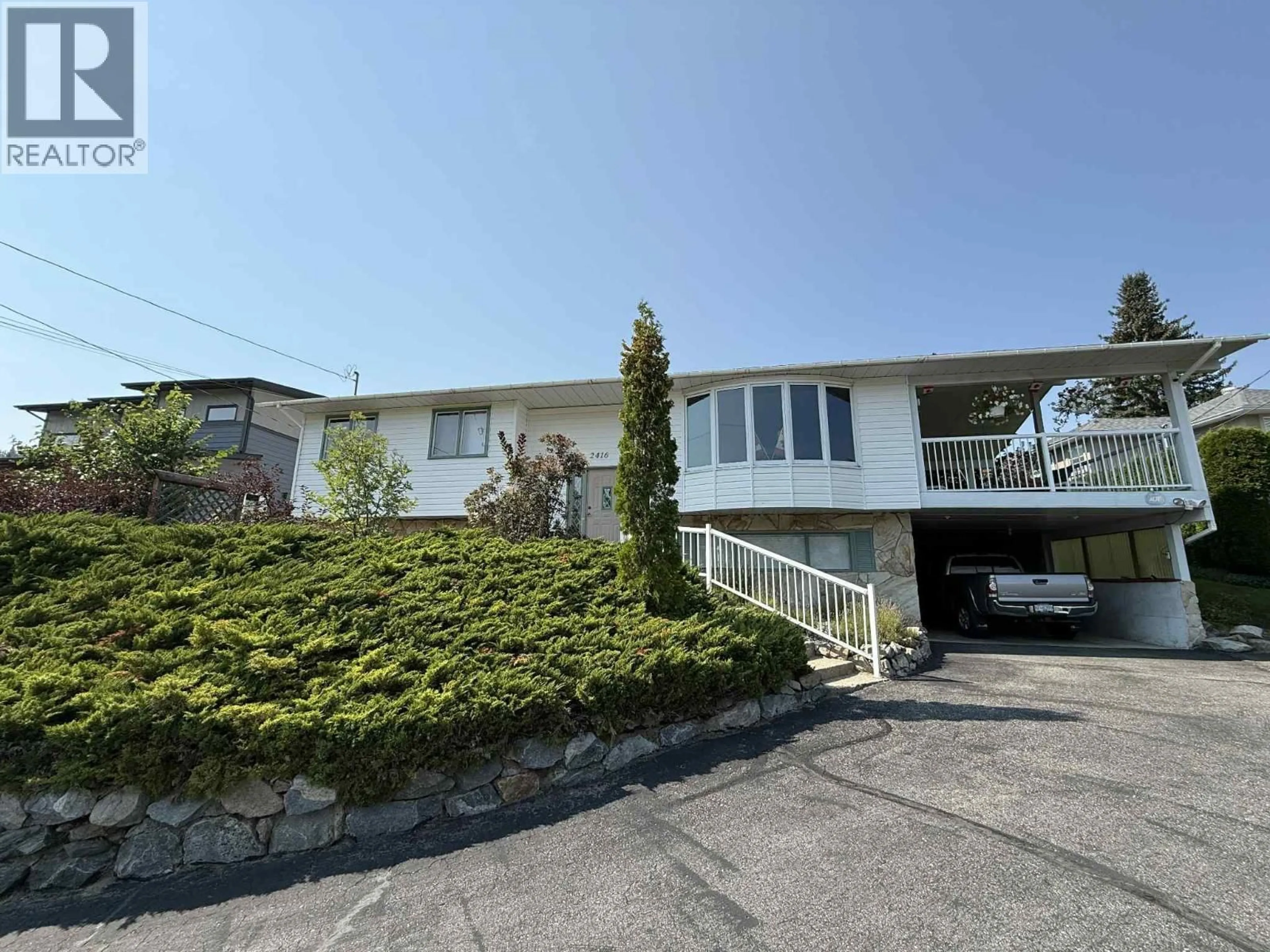 A pic from outside/outdoor area/front of a property/back of a property/a pic from drone, unknown for 2416 9TH AVENUE, Castlegar British Columbia V1N2Y6