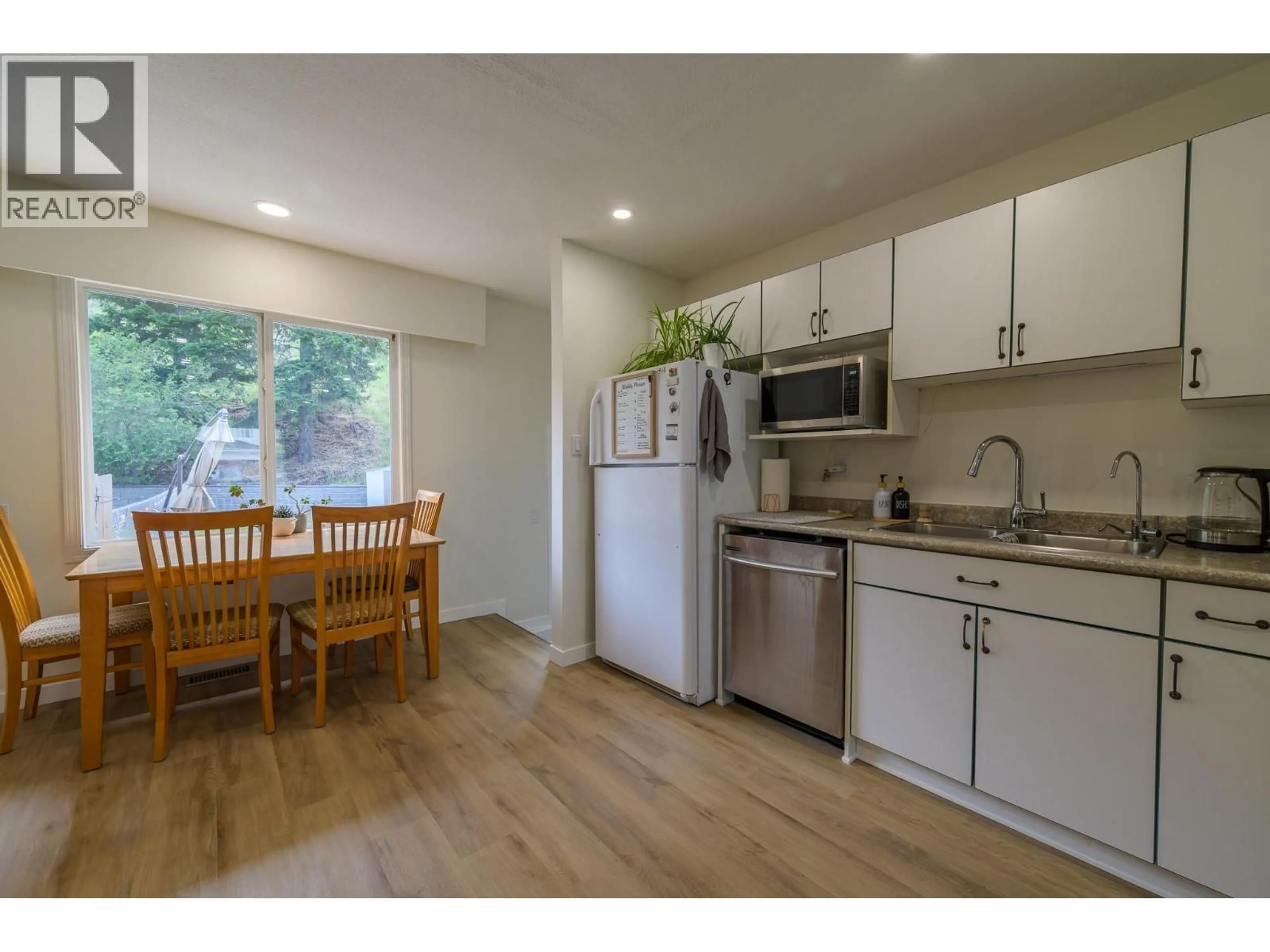 Standard kitchen, wood/laminate floor for 2257/2259 VALLEYVIEW DRIVE, Kamloops British Columbia V2C4C8