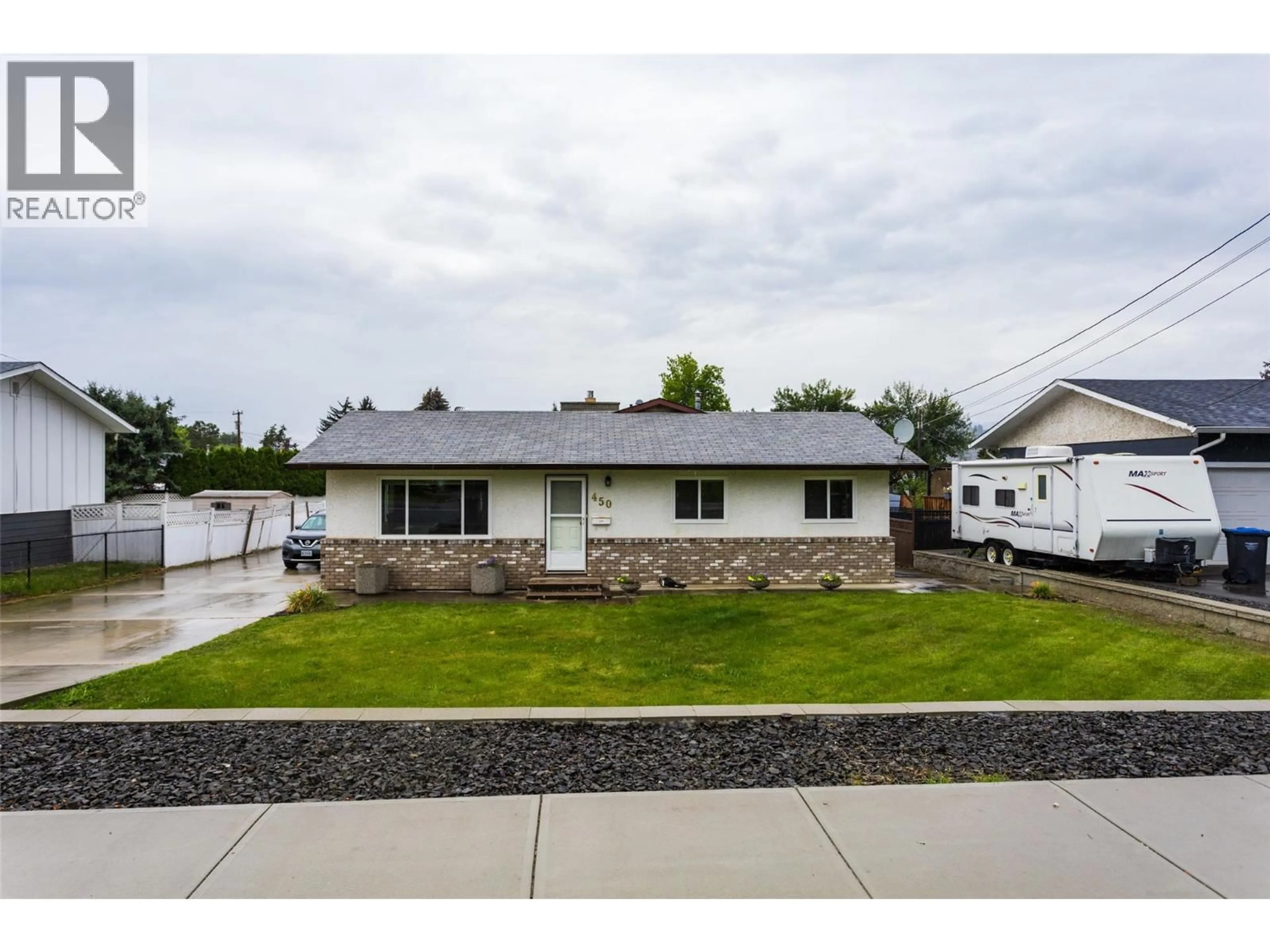 Home with vinyl exterior material, street for 450 HOLLYWOOD ROAD SOUTH, Kelowna British Columbia V1X3T1
