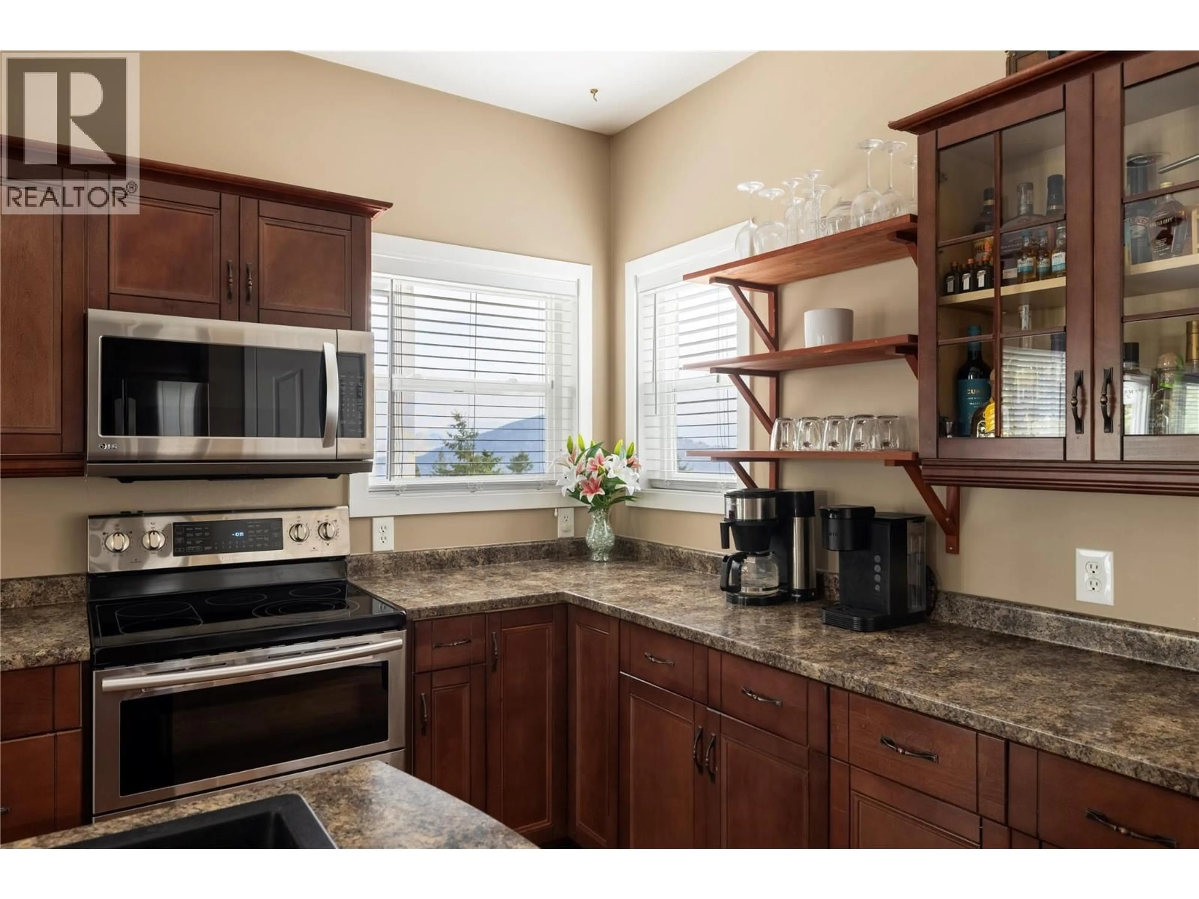Open concept kitchen, ceramic/tile floor for 371 LAKEWOOD ROAD, Vernon British Columbia V1H2B9