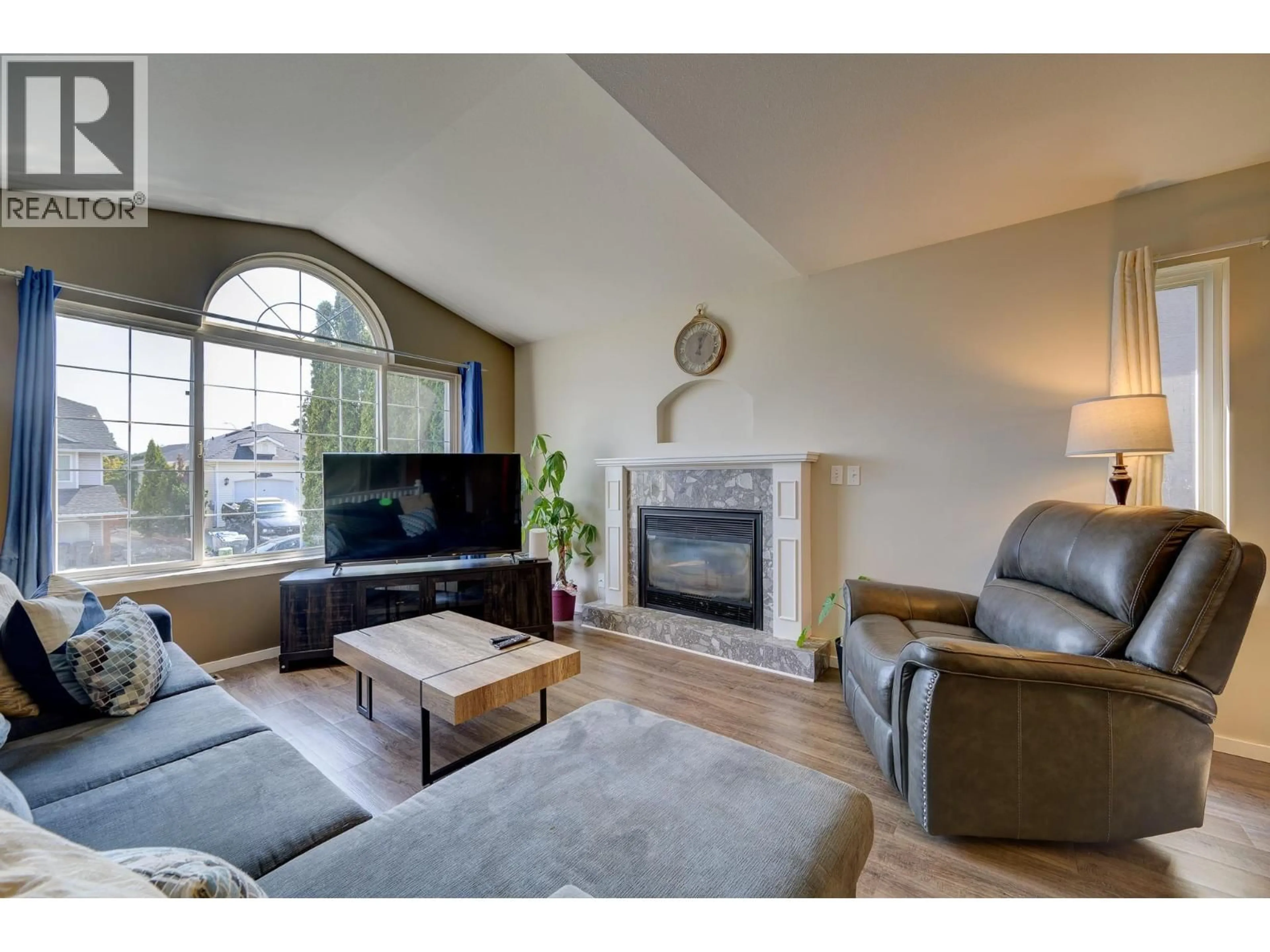 Living room with furniture, unknown for 2217 TURNBERRY PLACE, Kamloops British Columbia V1S1S7
