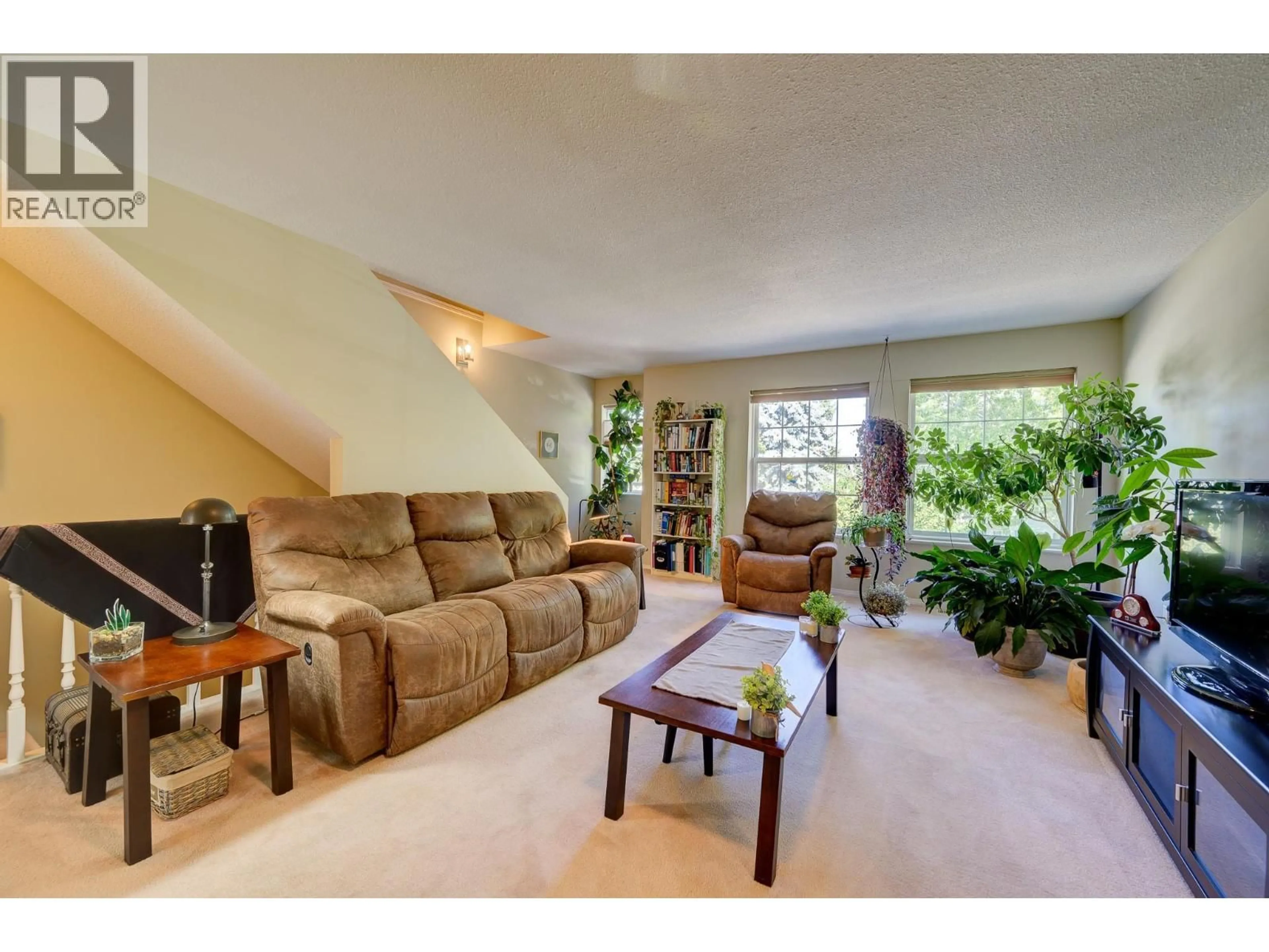 Living room with furniture, carpet floor for 7 - 2084 ROBSON PLACE, Kamloops British Columbia V2E2M6