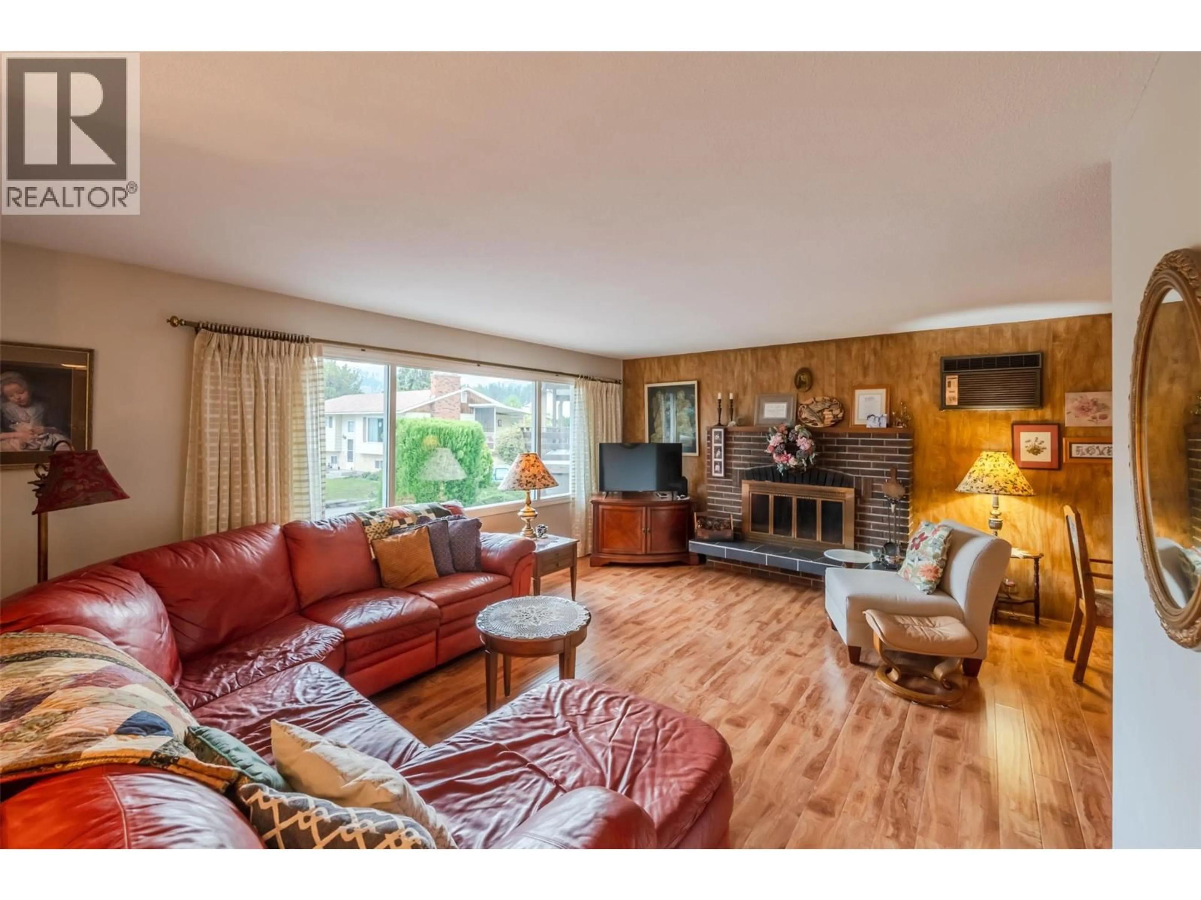 Living room with furniture, wood/laminate floor for 152 HATFIELD PLACE PLACE, Penticton British Columbia V2A6M1