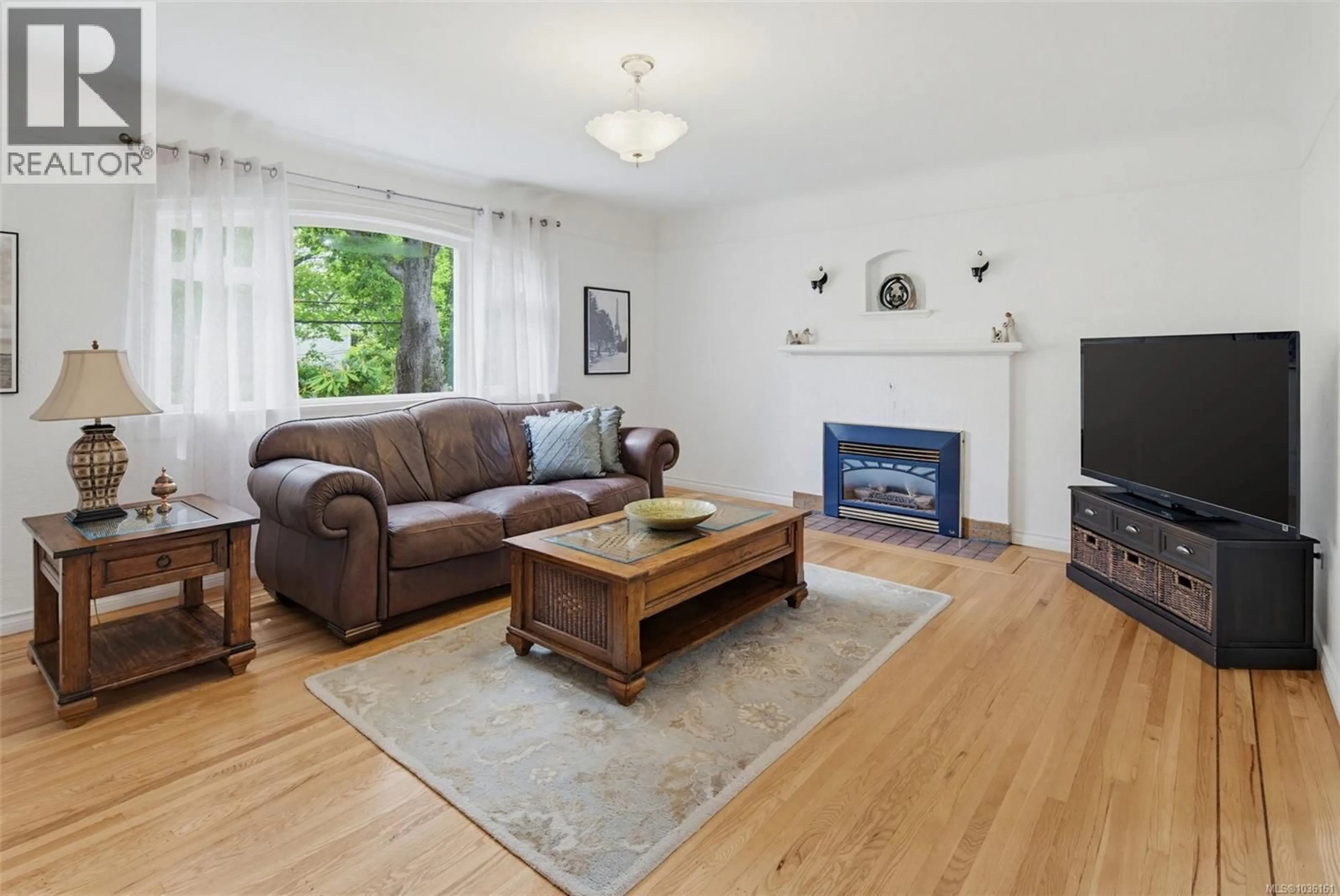 Living room with furniture, wood/laminate floor for 1250 ROCKLAND AVENUE, Victoria British Columbia V8V3J2