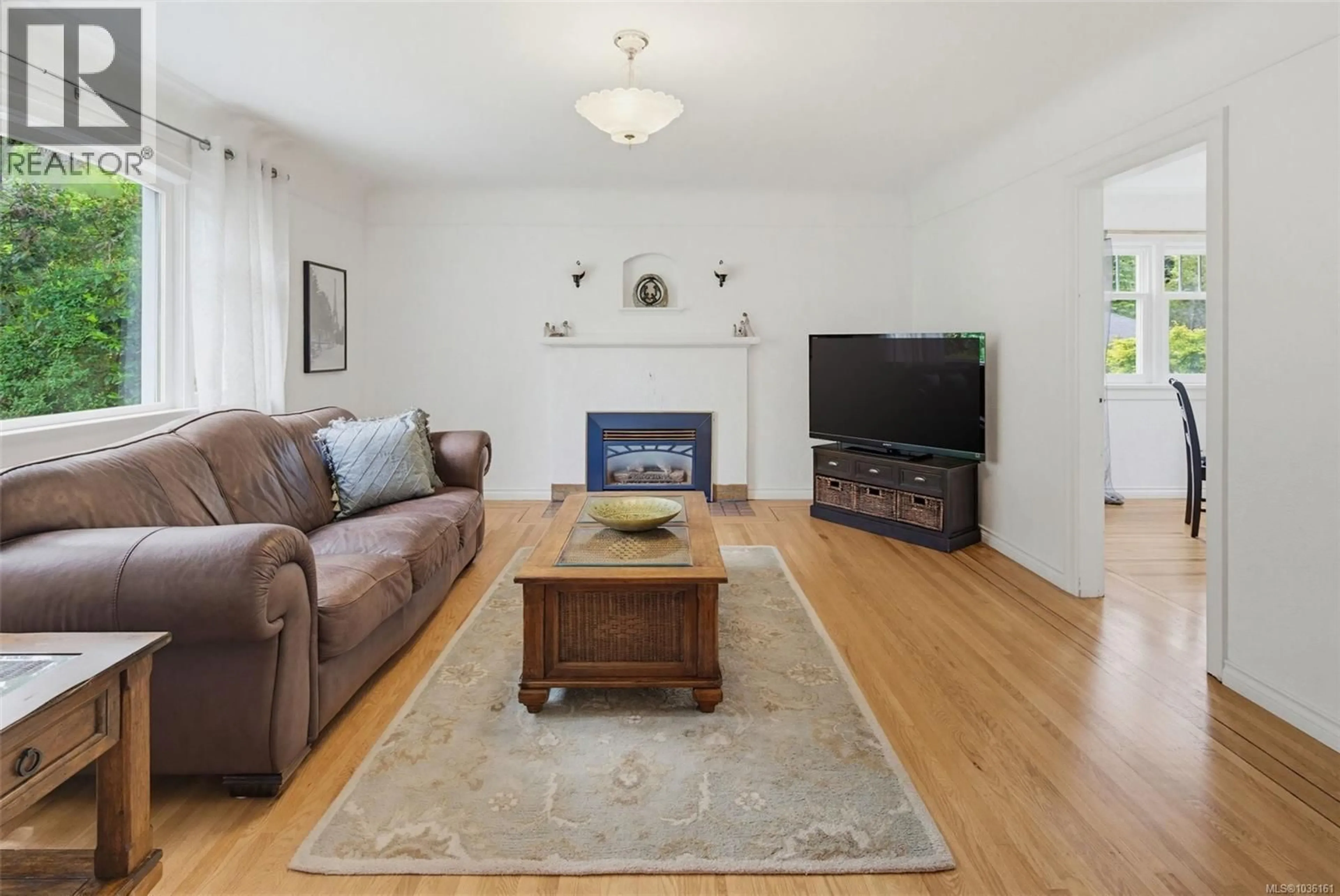 Living room with furniture, wood/laminate floor for 1250 ROCKLAND AVENUE, Victoria British Columbia V8V3J2