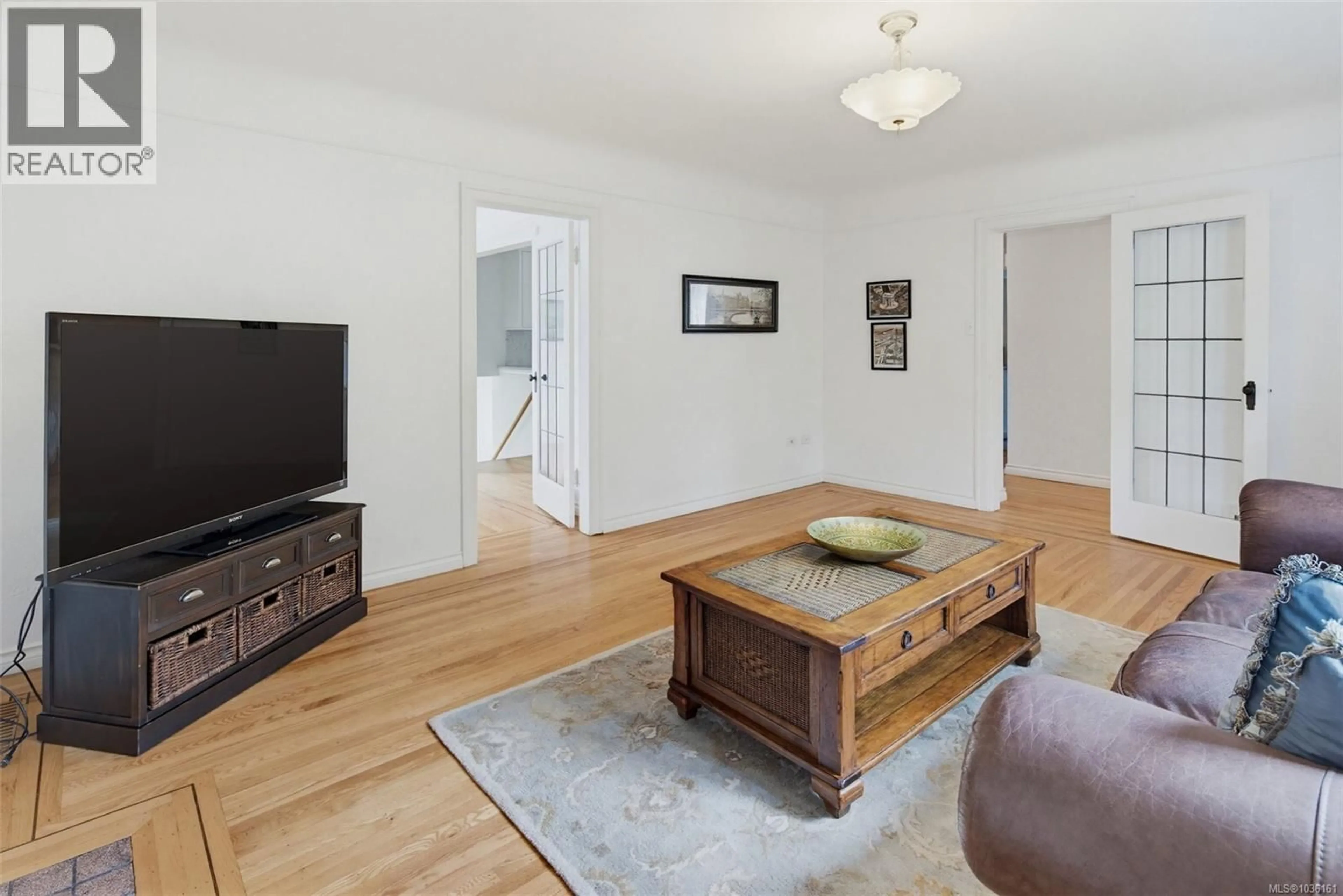 Living room with furniture, wood/laminate floor for 1250 ROCKLAND AVENUE, Victoria British Columbia V8V3J2