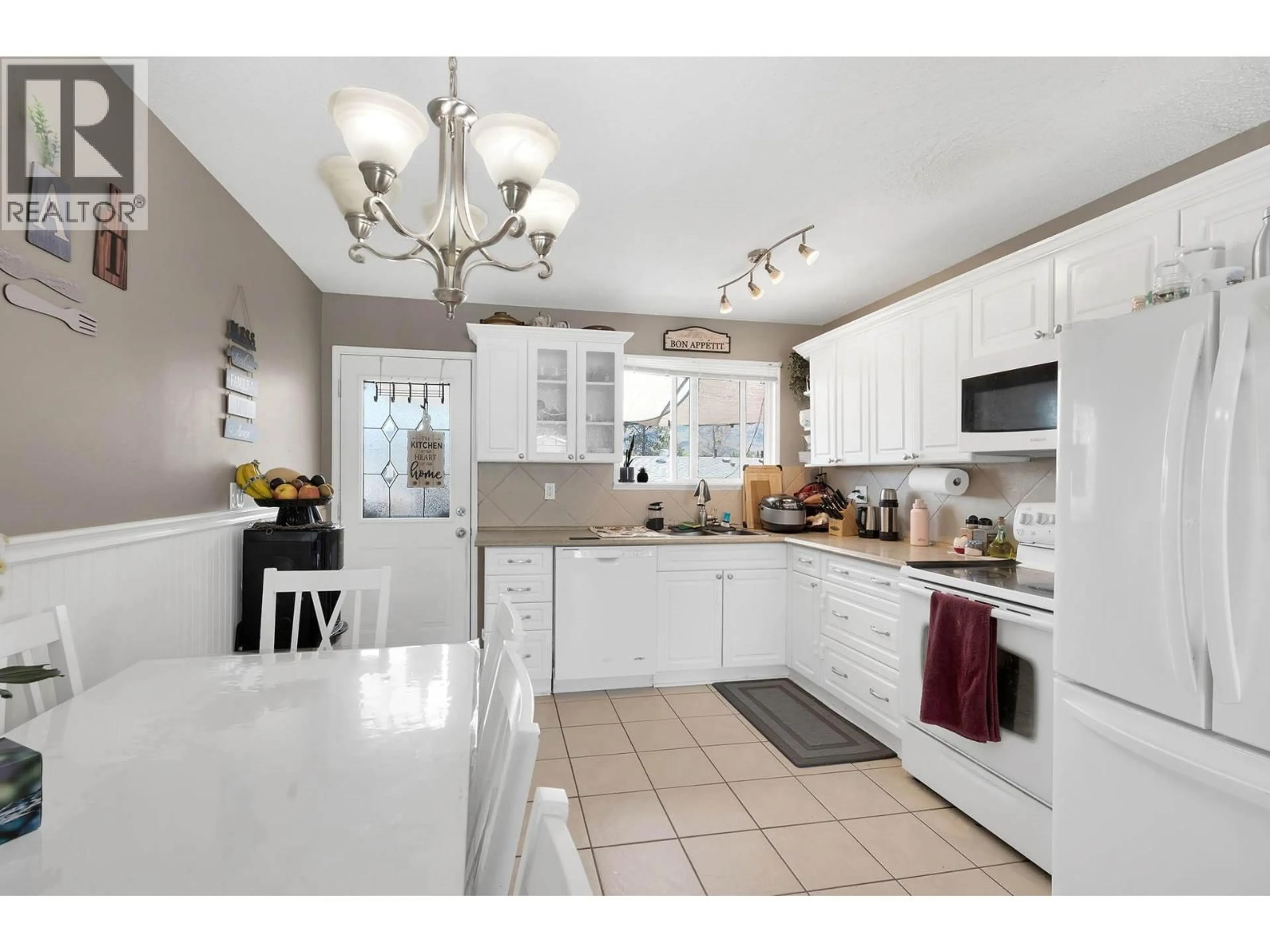 Open concept kitchen, ceramic/tile floor for 28 - 800 VALHALLA DRIVE, Kamloops British Columbia V2B1R8